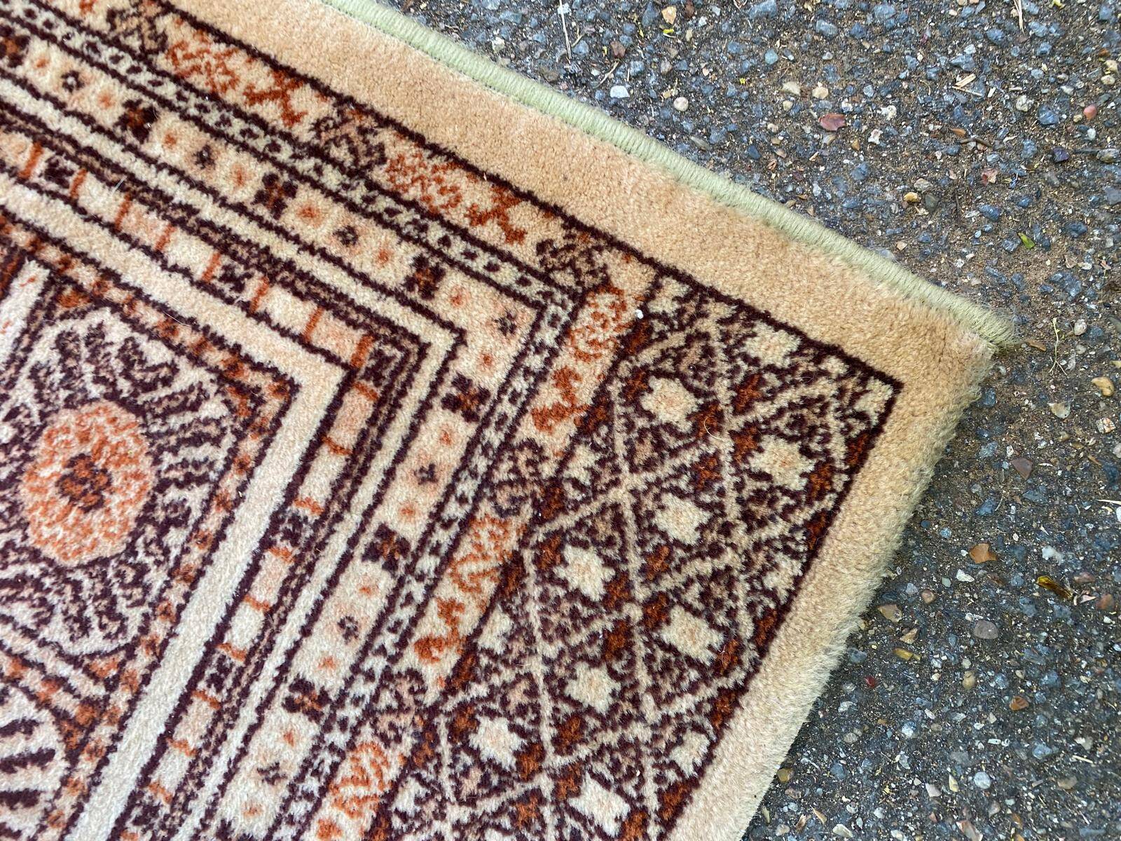 Beige Persian rug 200x300