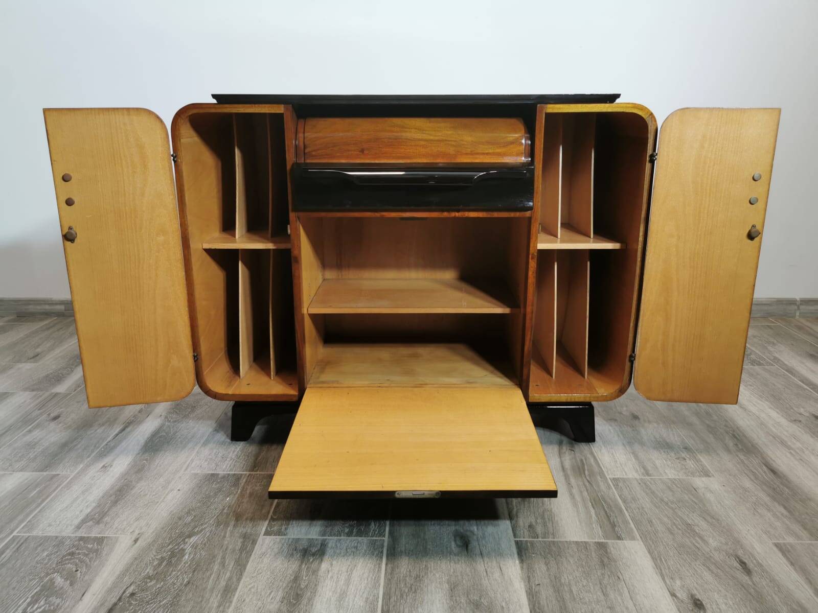 Armoire Gramophone par Jindrich Halabala