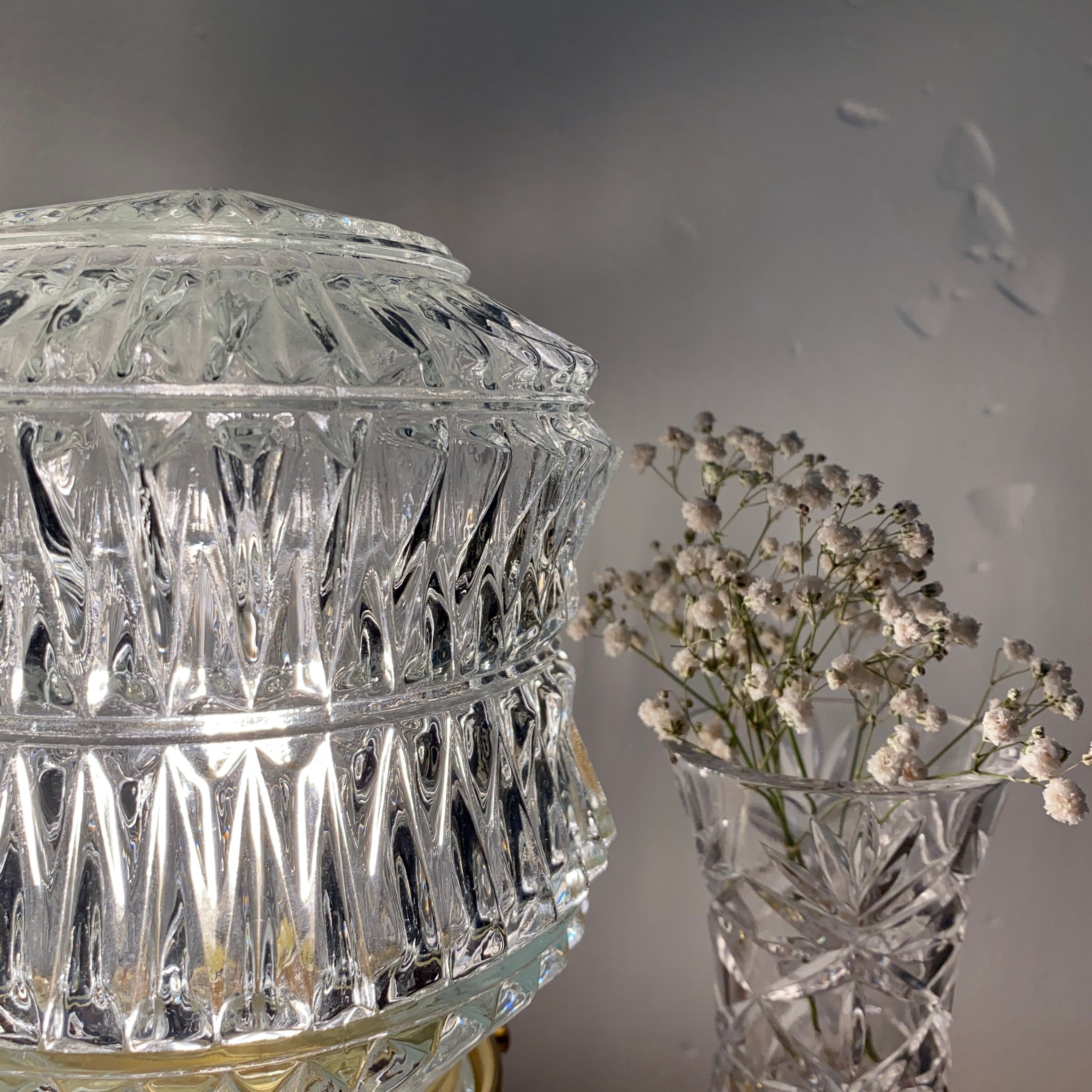 Lampe à poser globe vintage en verre moulé