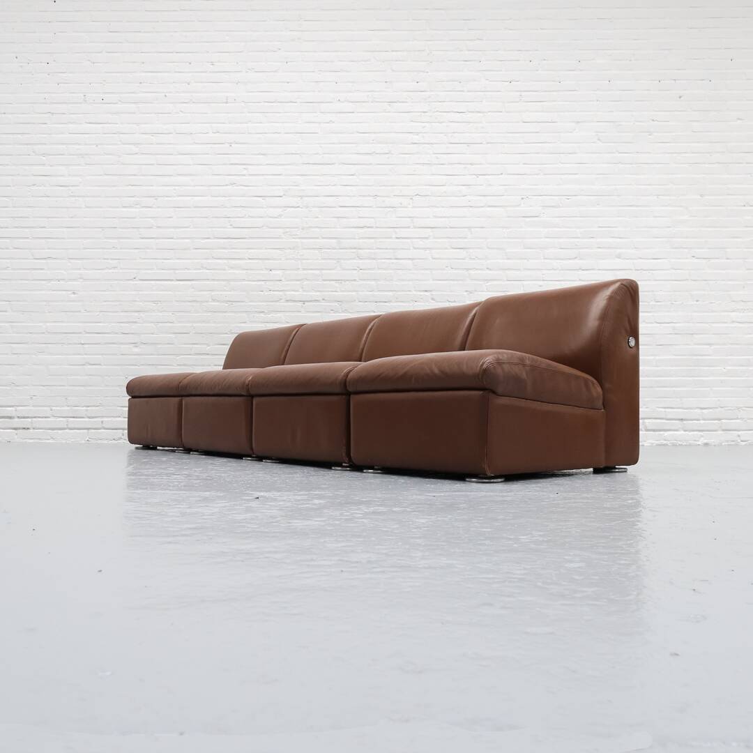 Canapé modulable en cuir cognac par Artifort