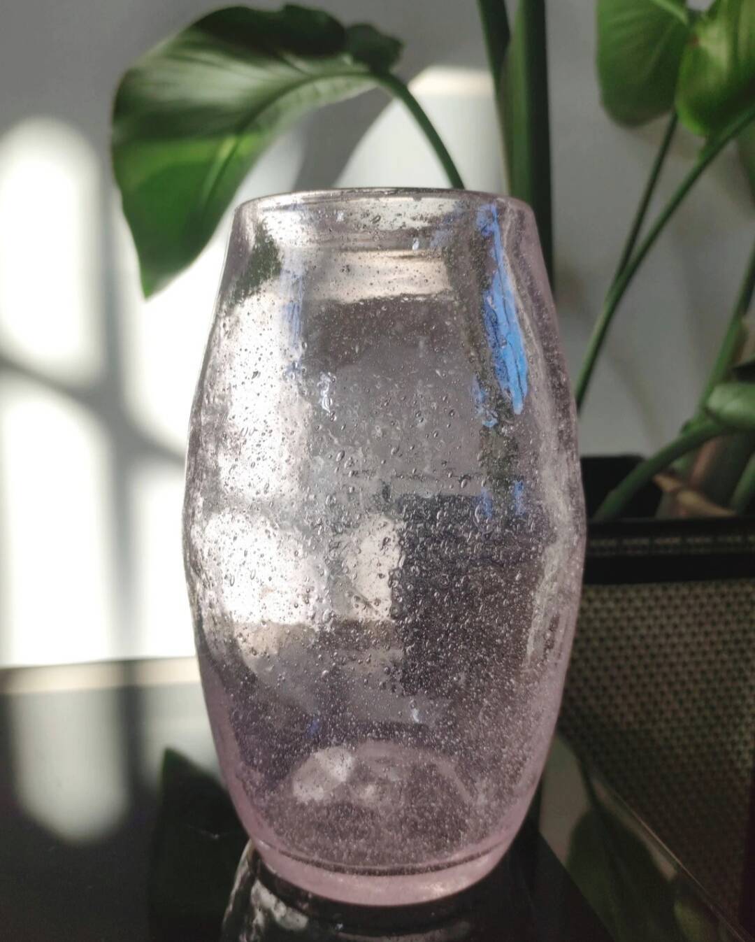 Artisanal vase in pink/transparent bubbled glass