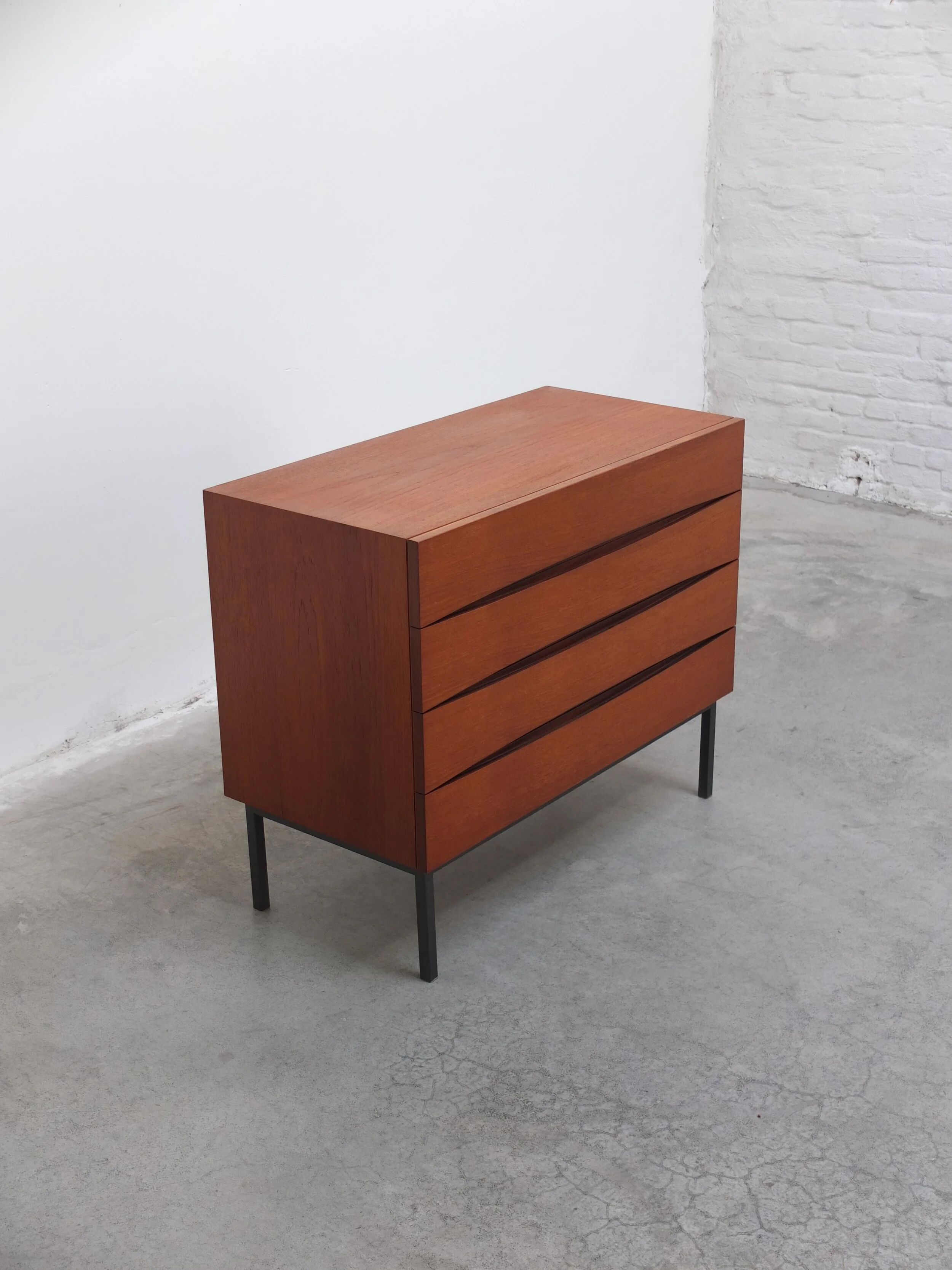 Commode unique dans le style d'Arne Vodder, années 1960.