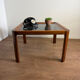 Table basse en bois carrée et verre