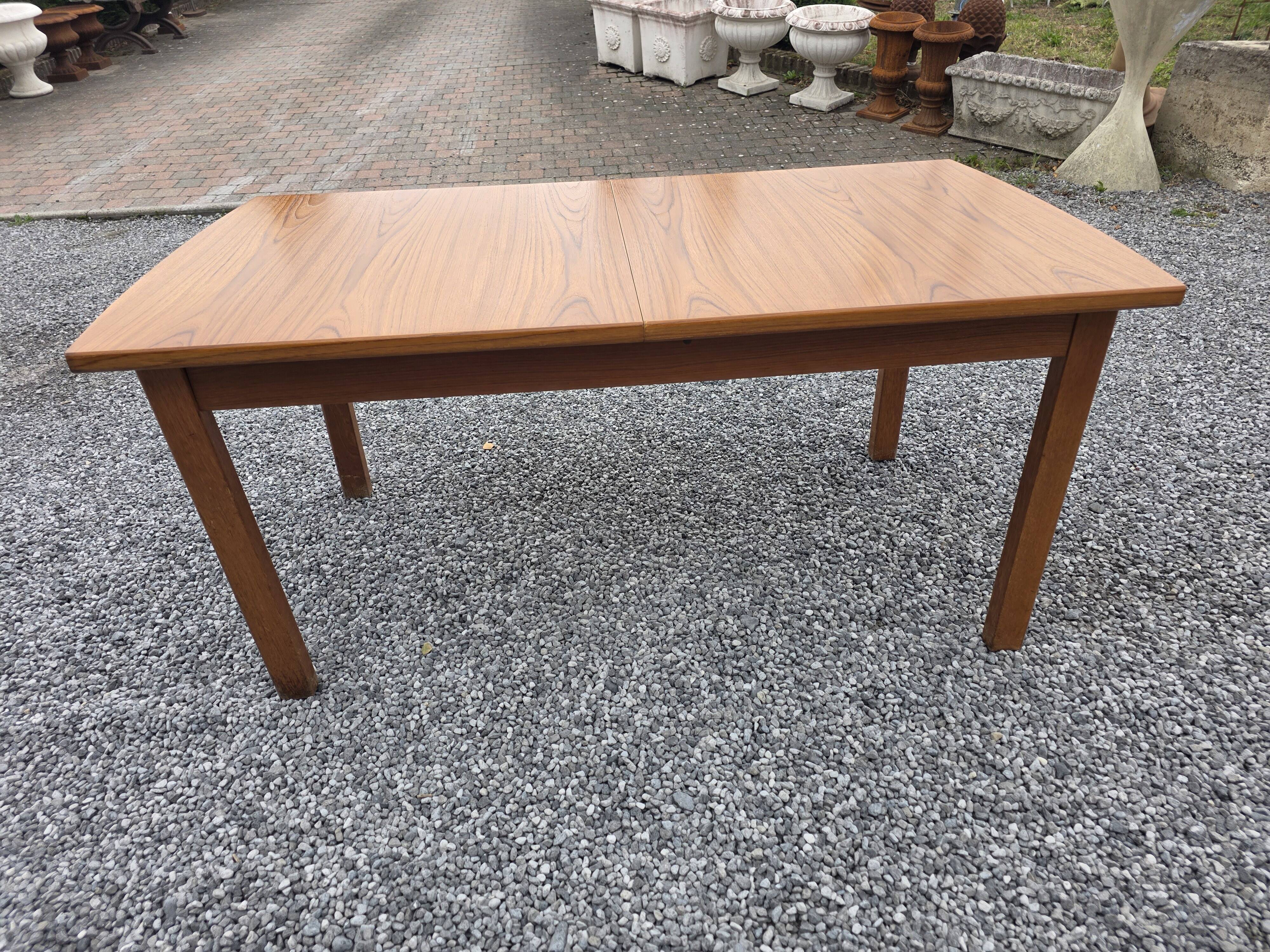 Table scandinave extensible en teck des années 60