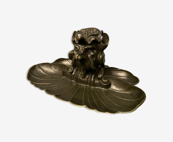 Encrier en bronze patiné à décor de monstre XIXe