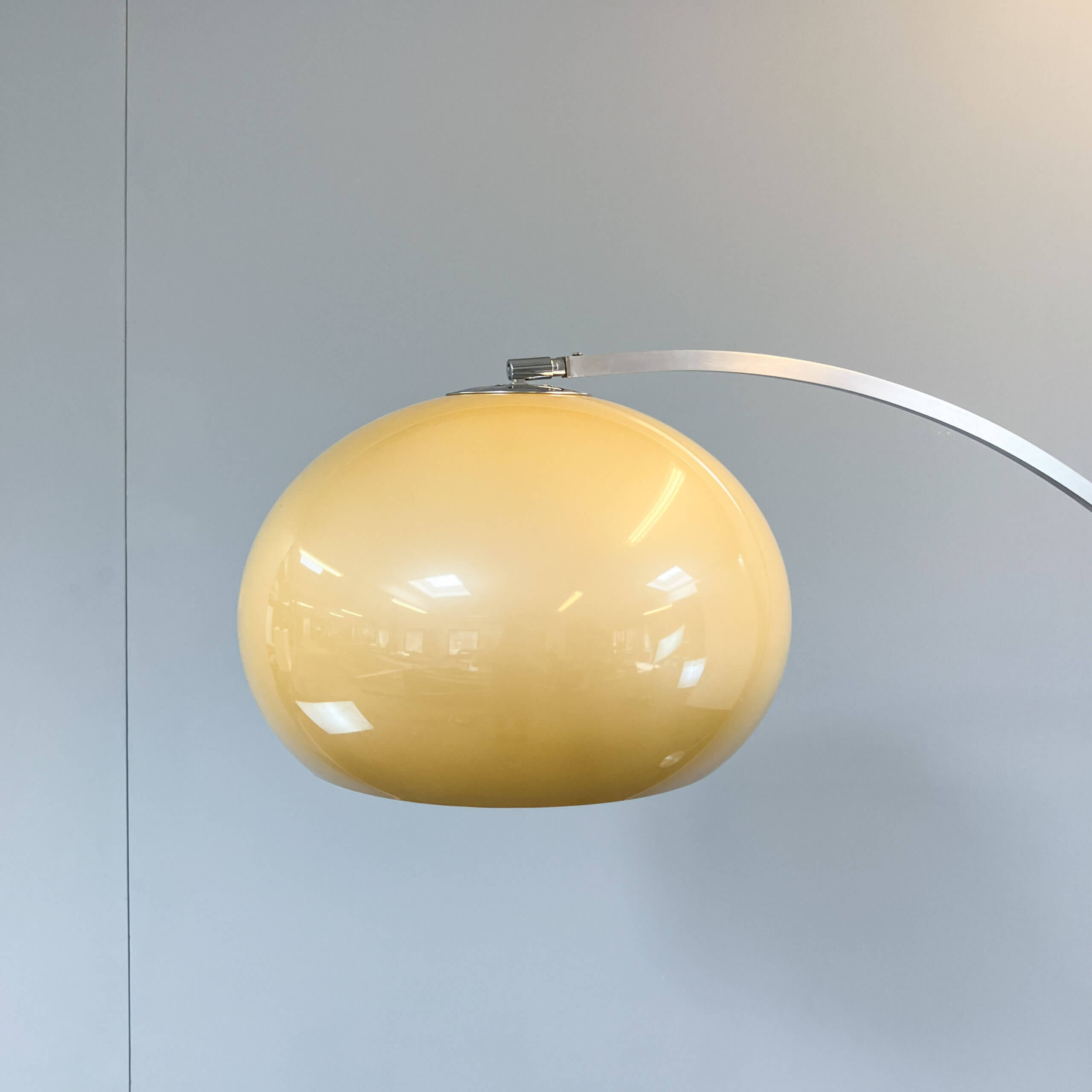 Lampe arquée par Sölken, aluminium brossé avec un abat-jour en verre acrylique, années 1970.