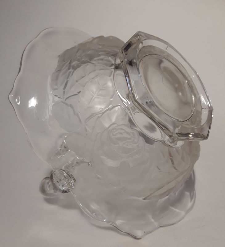 Transparent and translucent glass basket