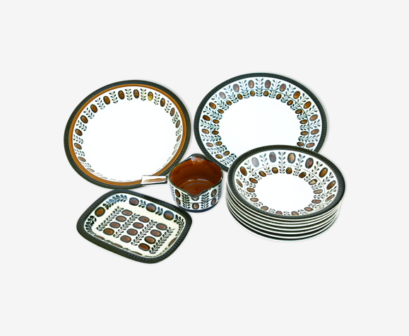 Lot de 2 plats, 7 assiettes creuses, ramequin et saucière Boch Belgium, collection Noix