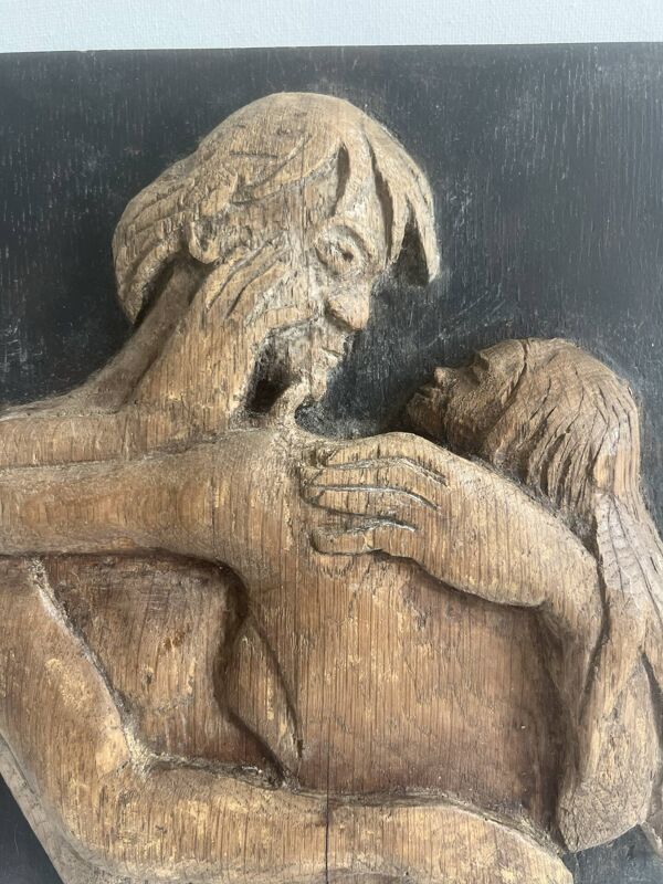 Sculpture sur bois bas relief Homme et femme enfant signée