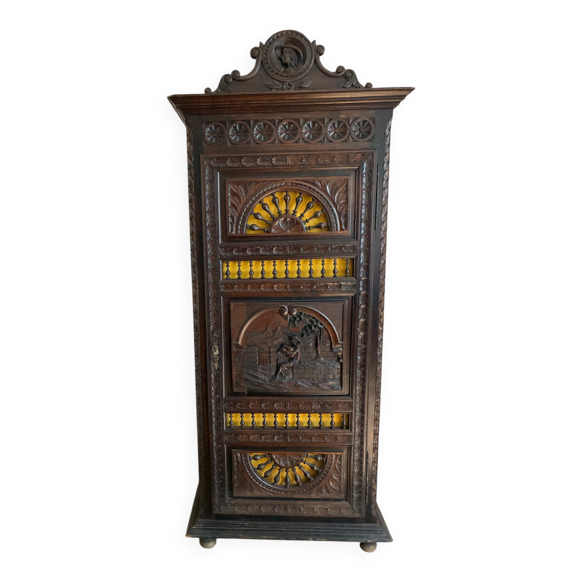 Old Breton bonnetière