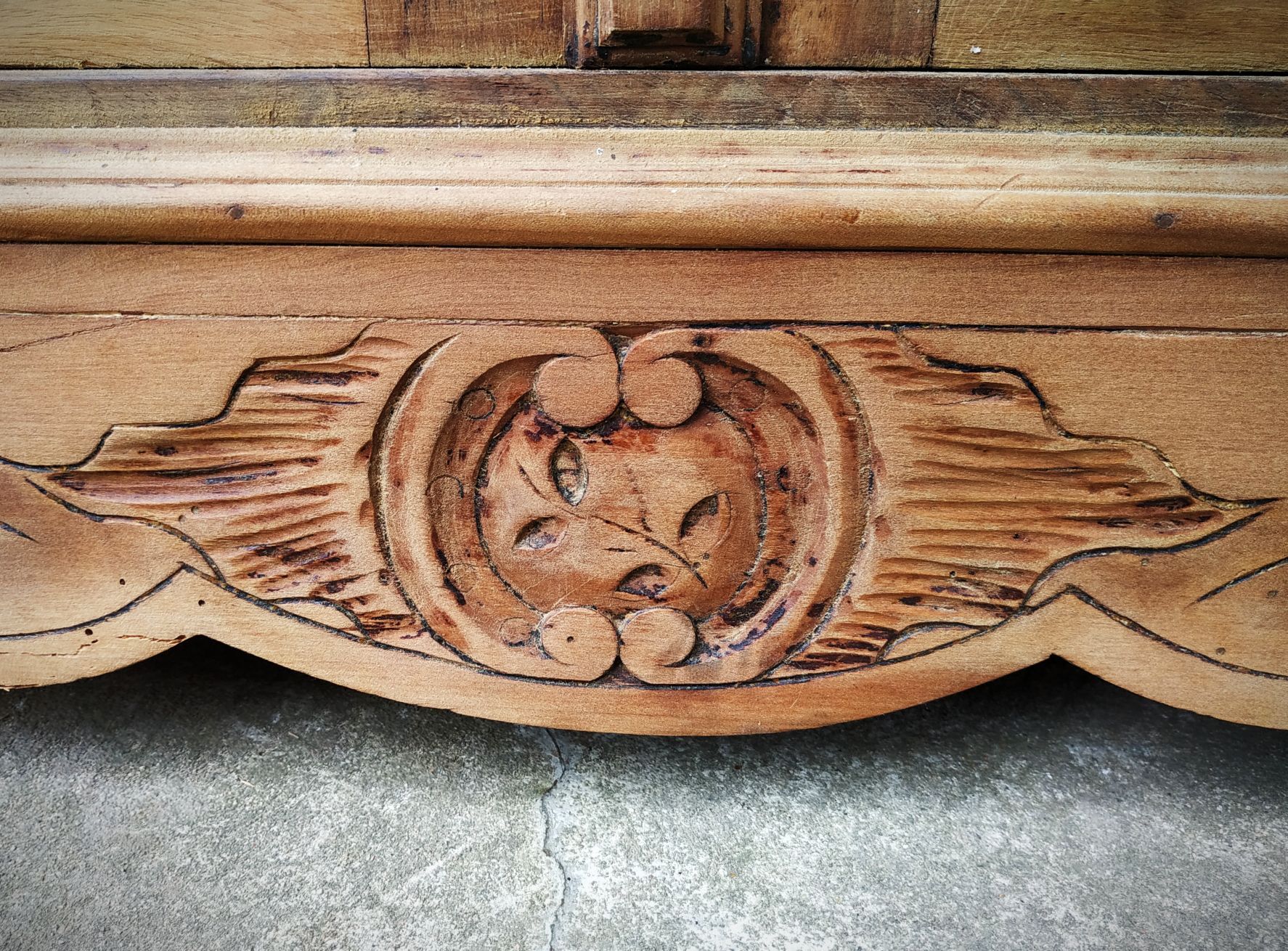 Old toilet table bahut