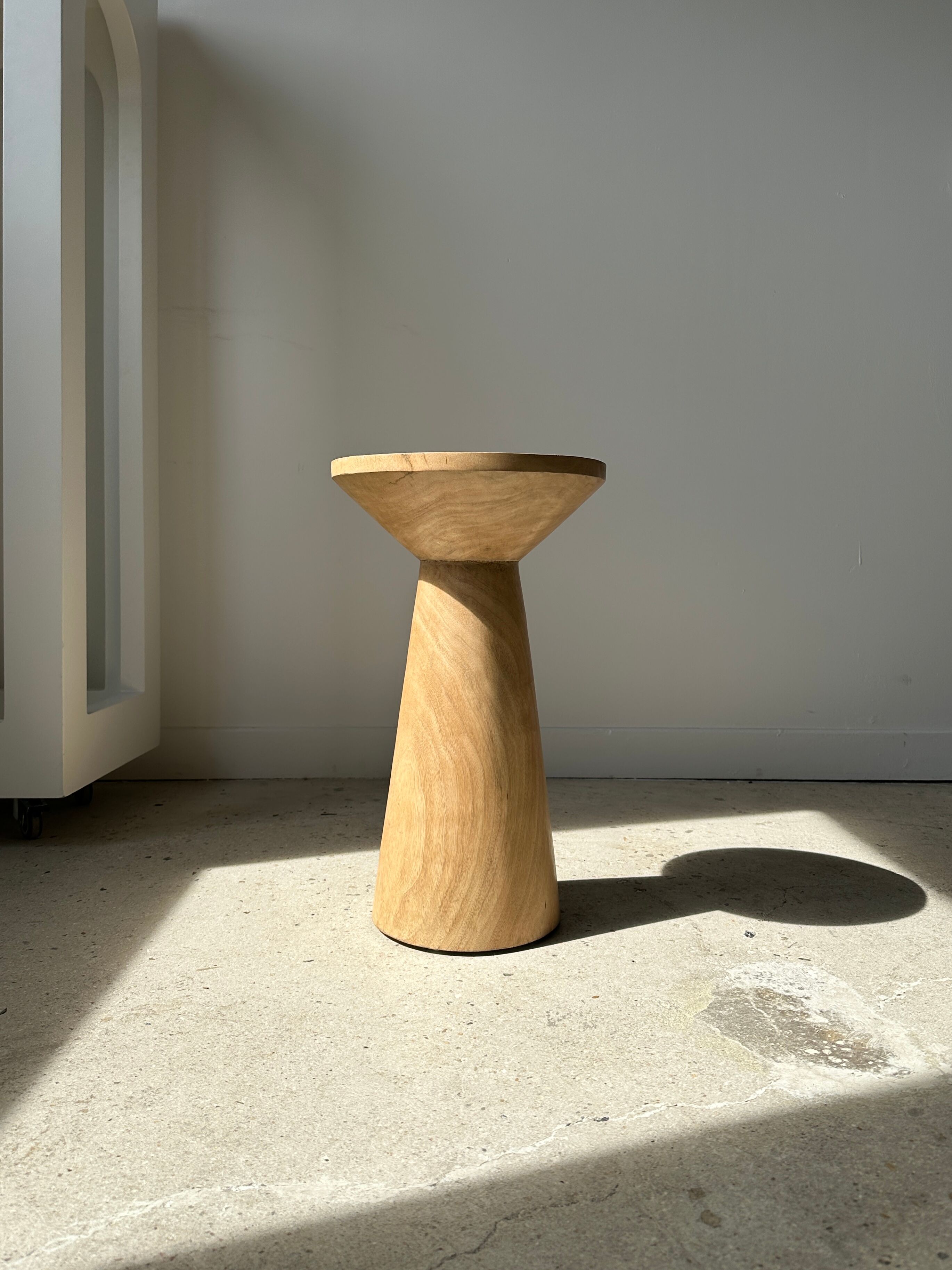 Side table, end of sofa in natural mango monoxyl conical tray H:50cm