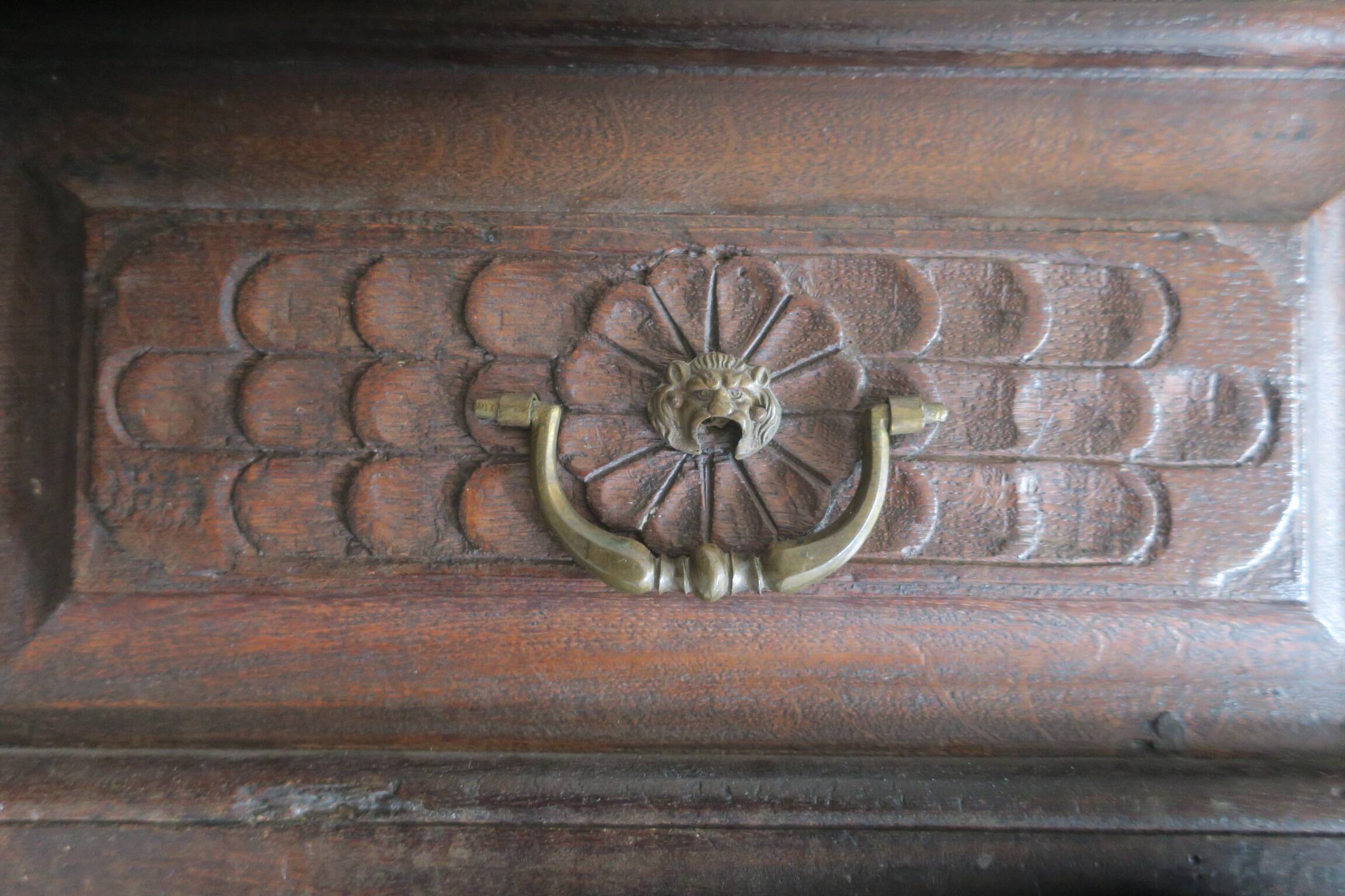 Armoire de ferme en chêne sculpté antique, 1780