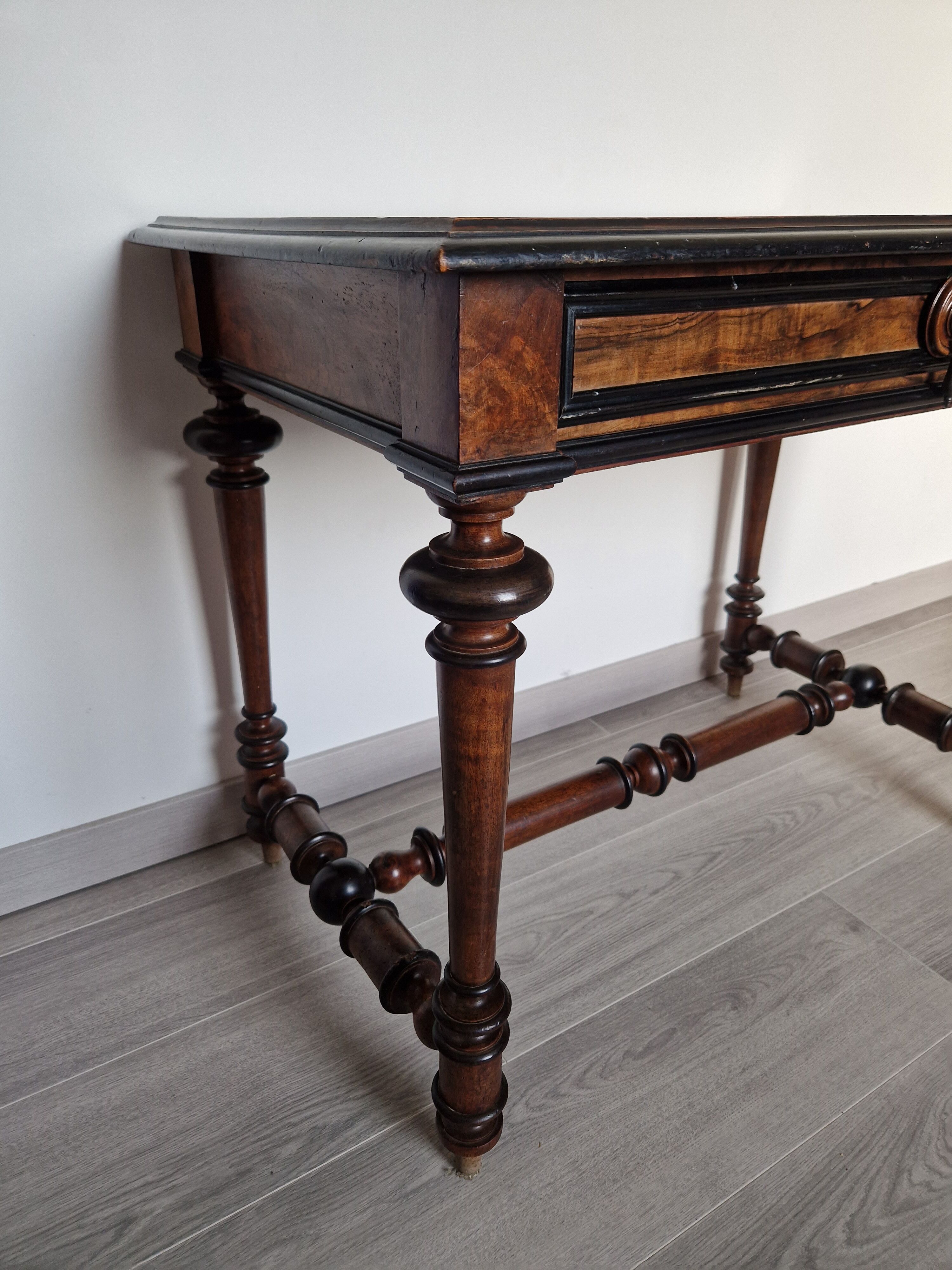 Napoleon nineteenth century desk in solid walnut and mahogany veneer