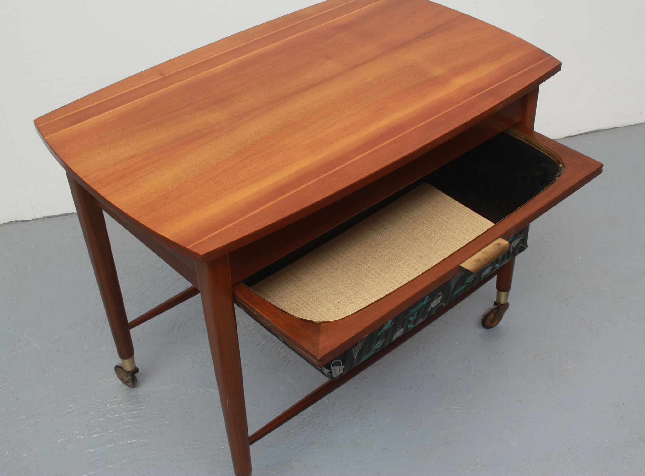 Desserte utensilo des années 1950 en noyer