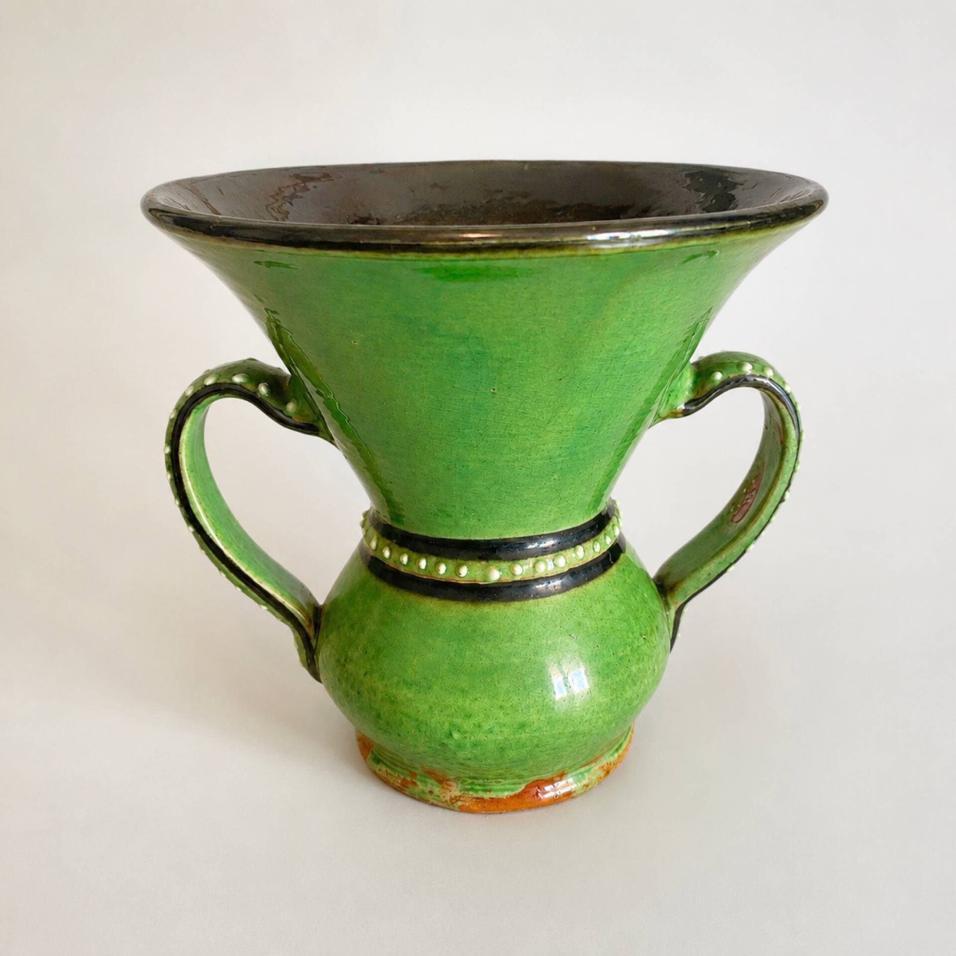 Vase en terre cuite émaillé vert