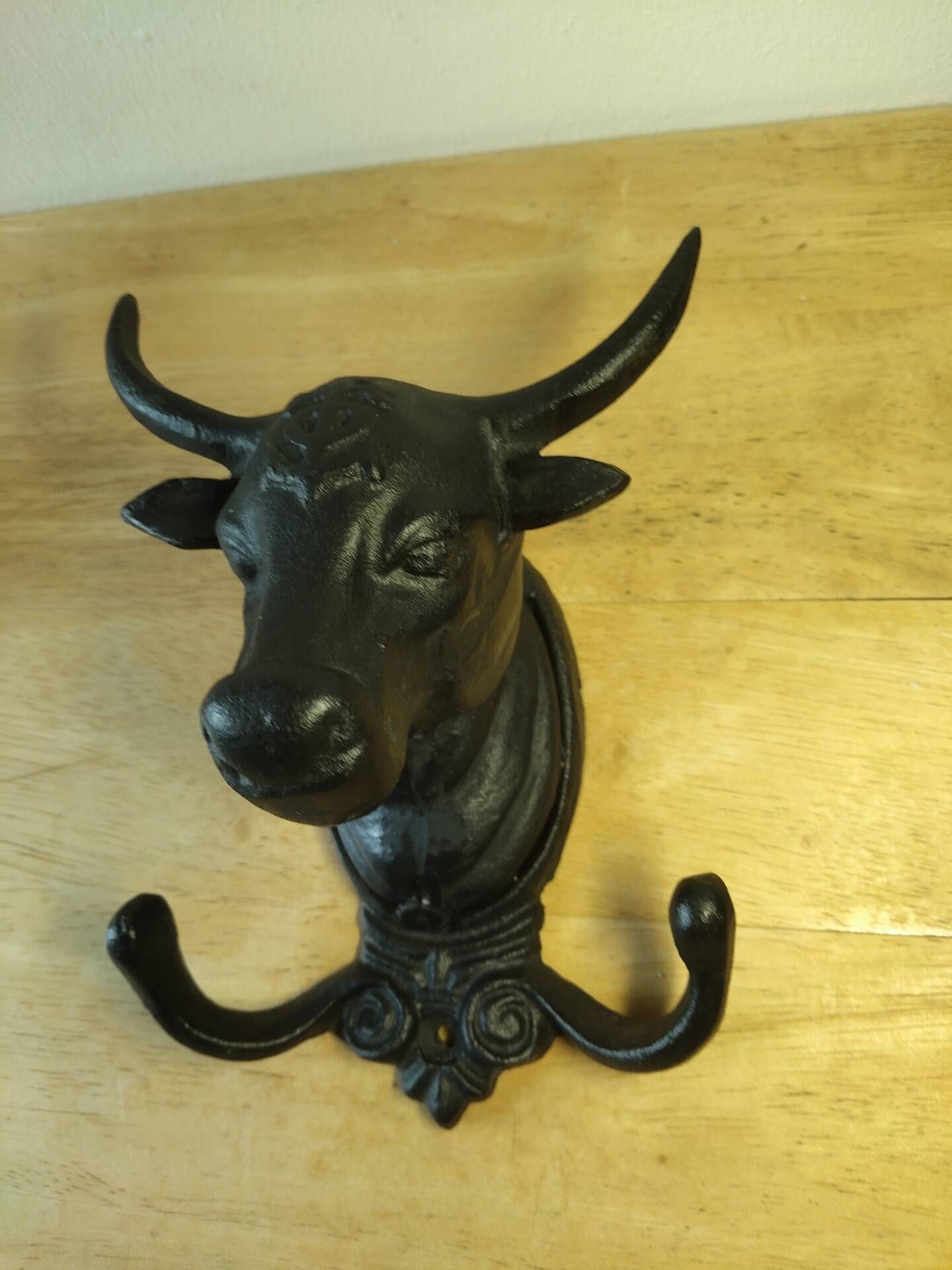 Wall-mounted coat hook in cast iron, bull's head and Camargue cross