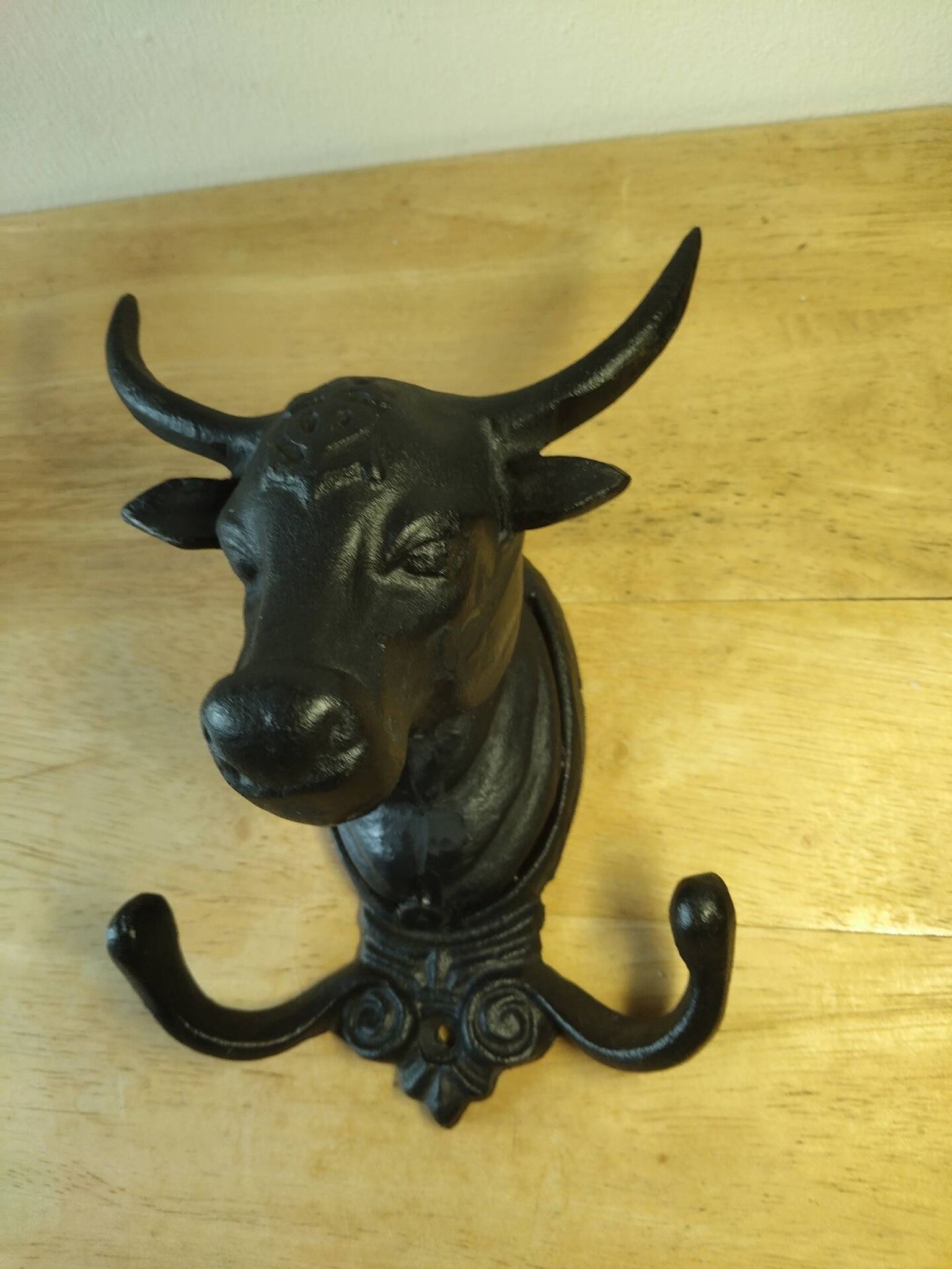 Patère murale en fonte, tête de taureau et croix de Camargue