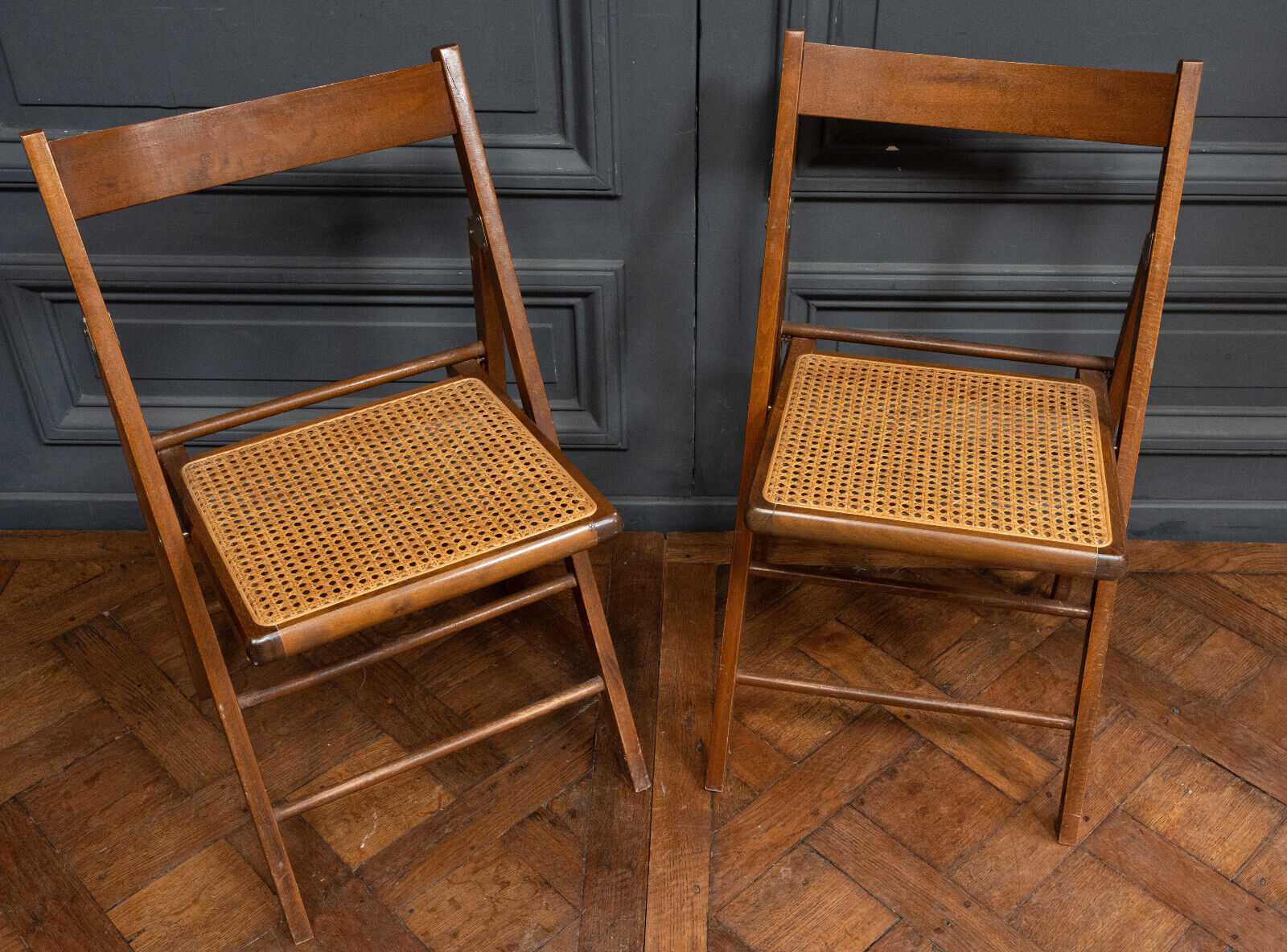 Suite of 11 folding chairs with canning 1980 wooden surround