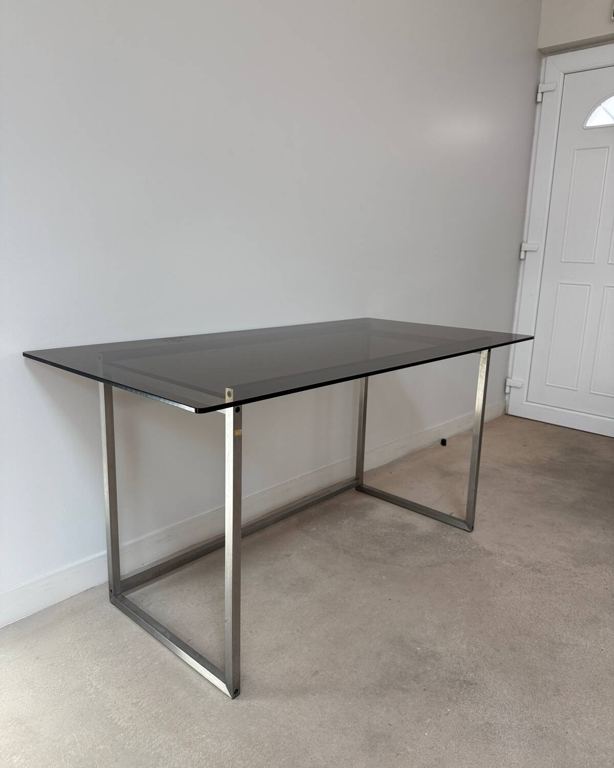 Bureau en métal et verre fumé, années 70