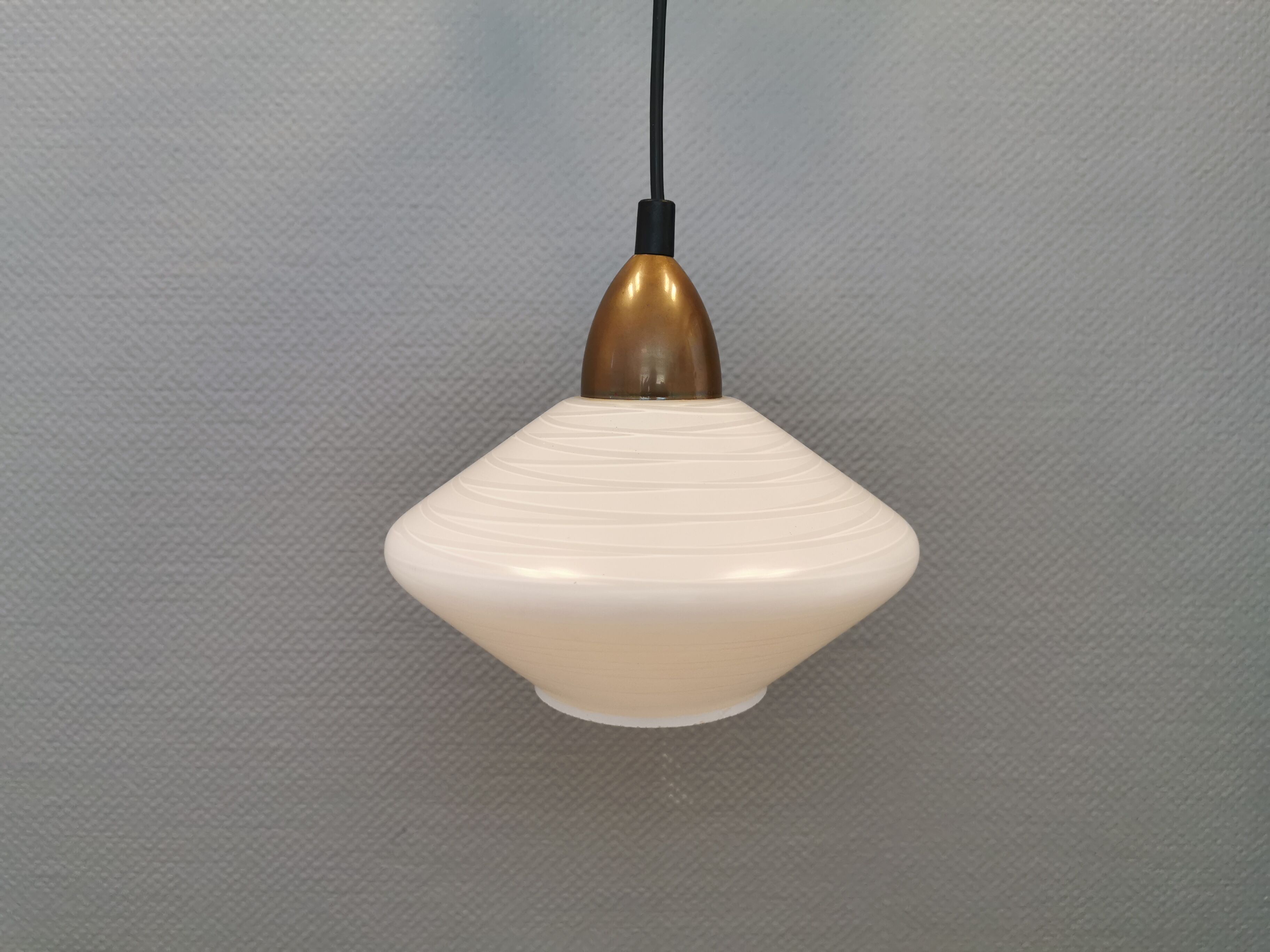 Suspension danoise, en verre blanc lait torsadé avec plateau en laiton