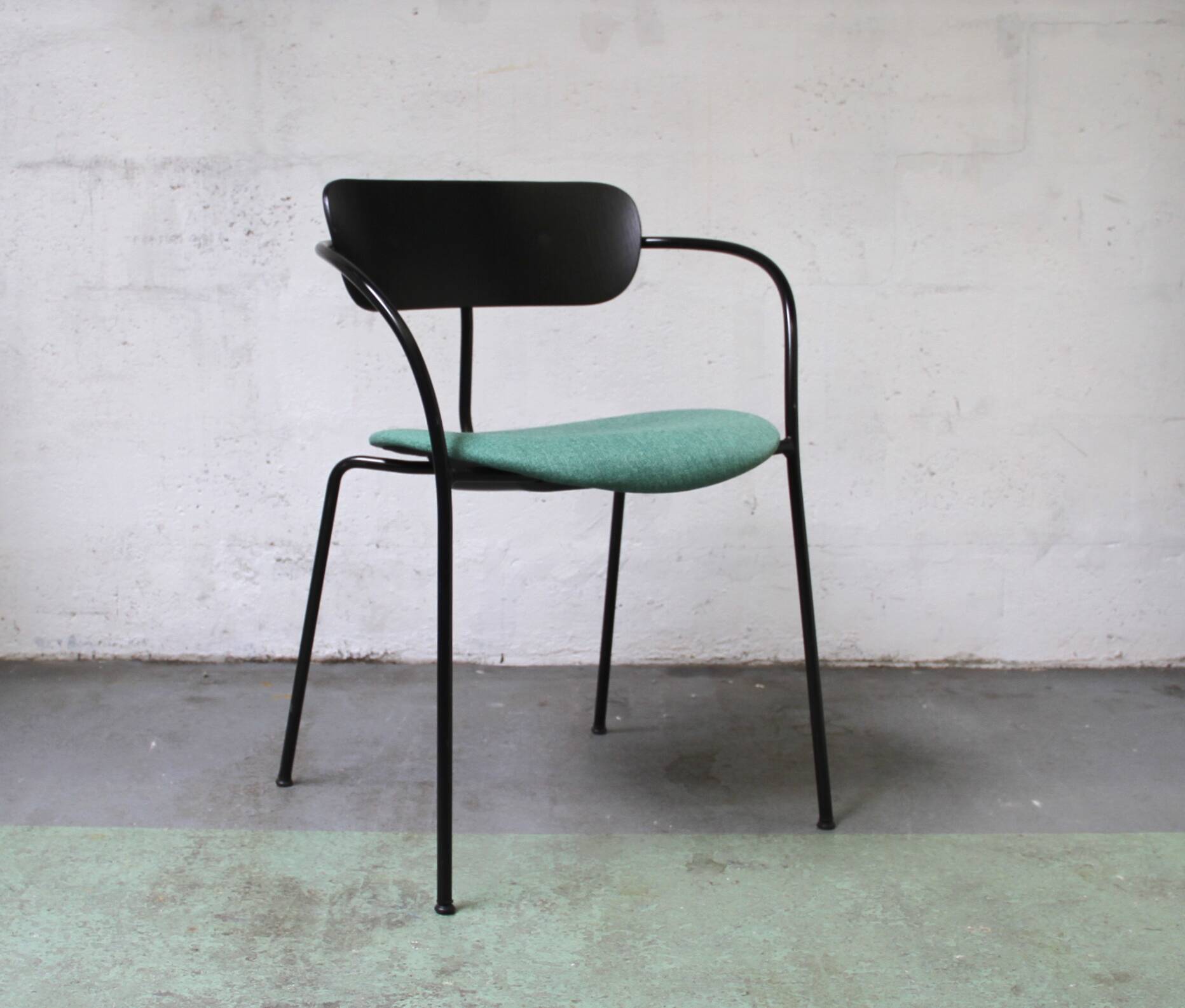 Pavilion AV4 chair, & Tradition