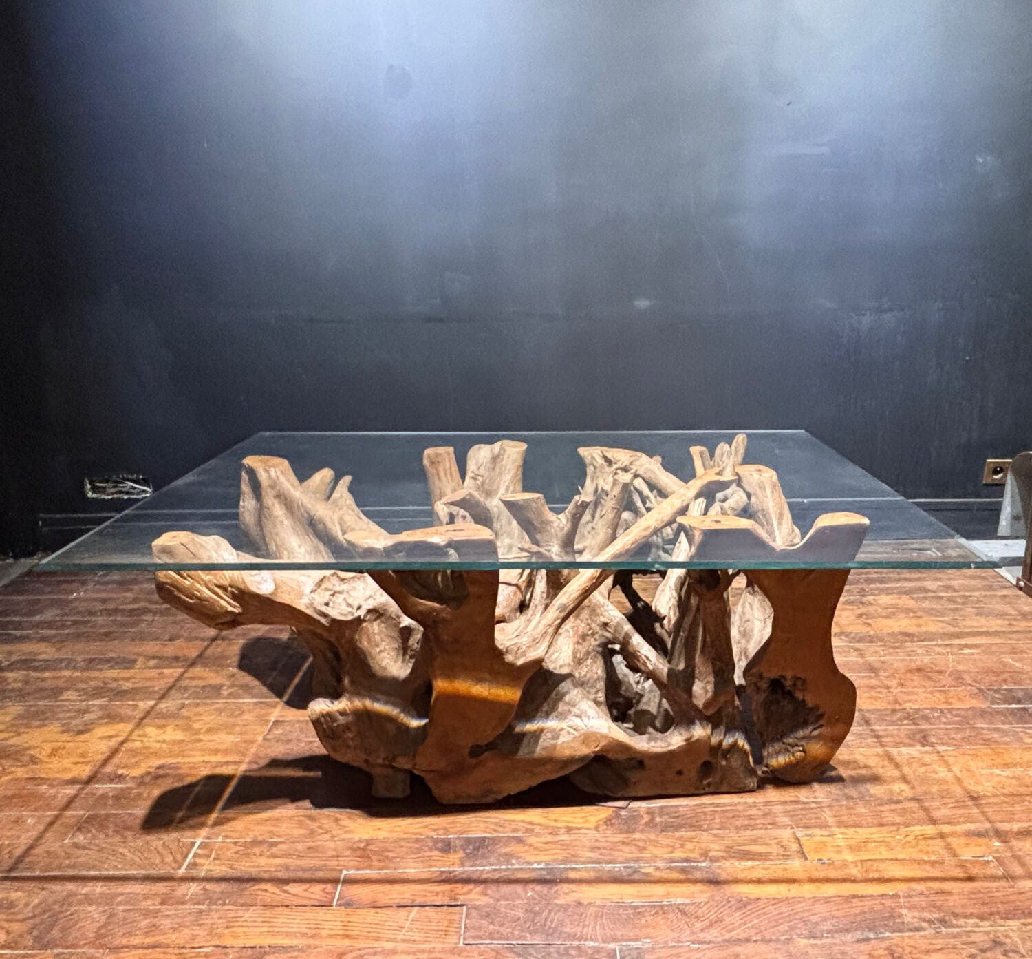 Design coffee table in driftwood and glass – Unique and natural piece