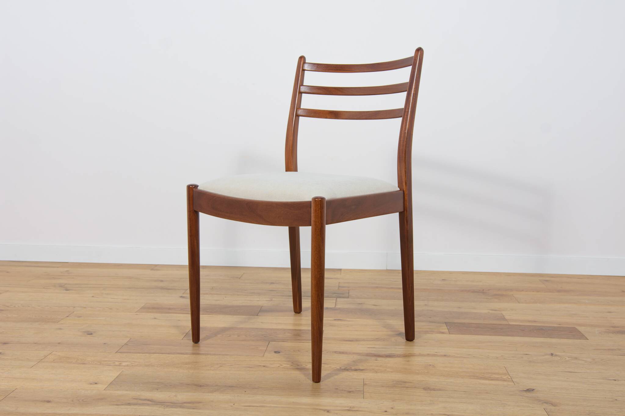 Set of 8 teak dining chairs by Victor Wlkins for G-Plan, 1960s
