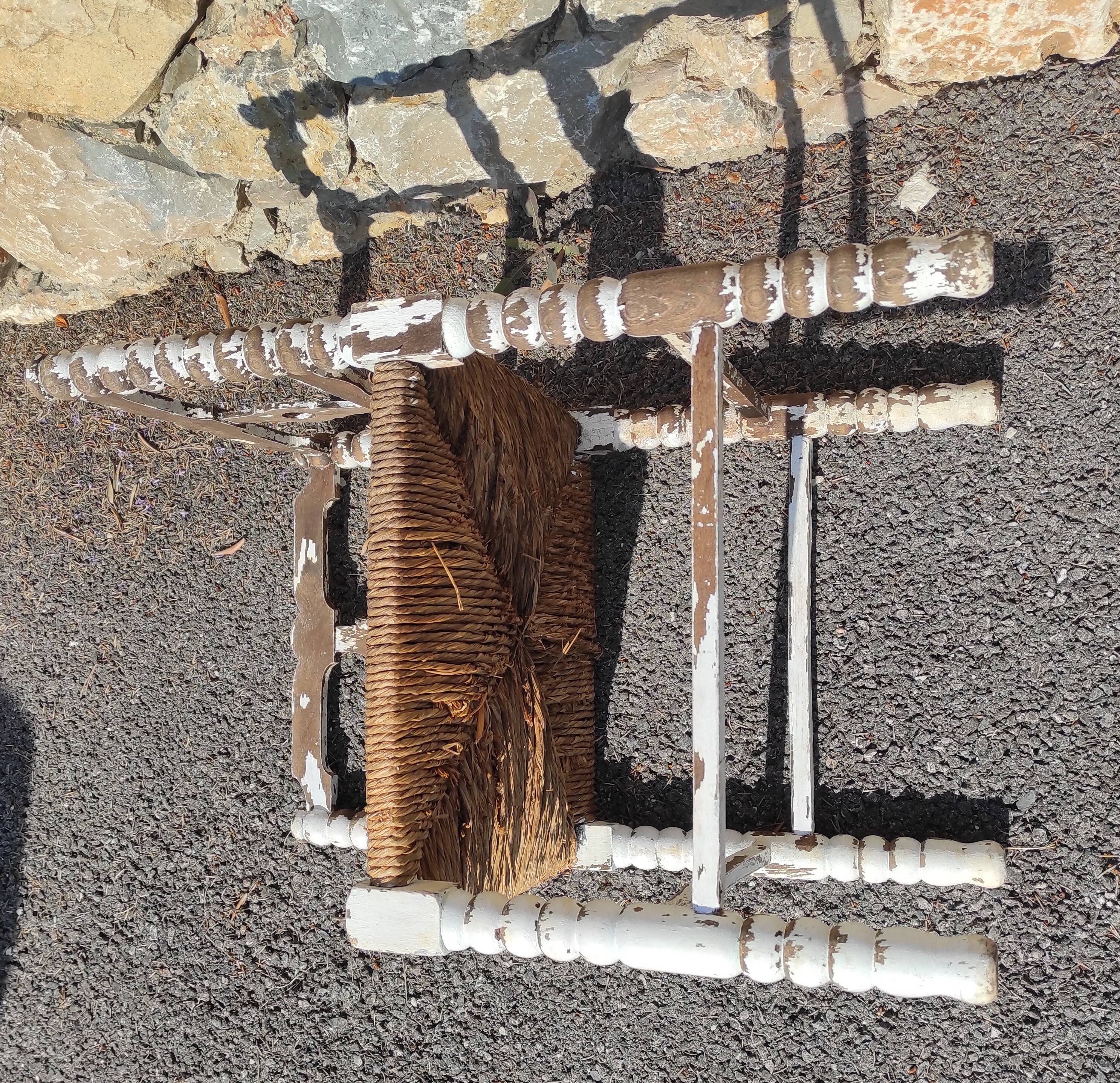 Wooden corner chair with seat mulched