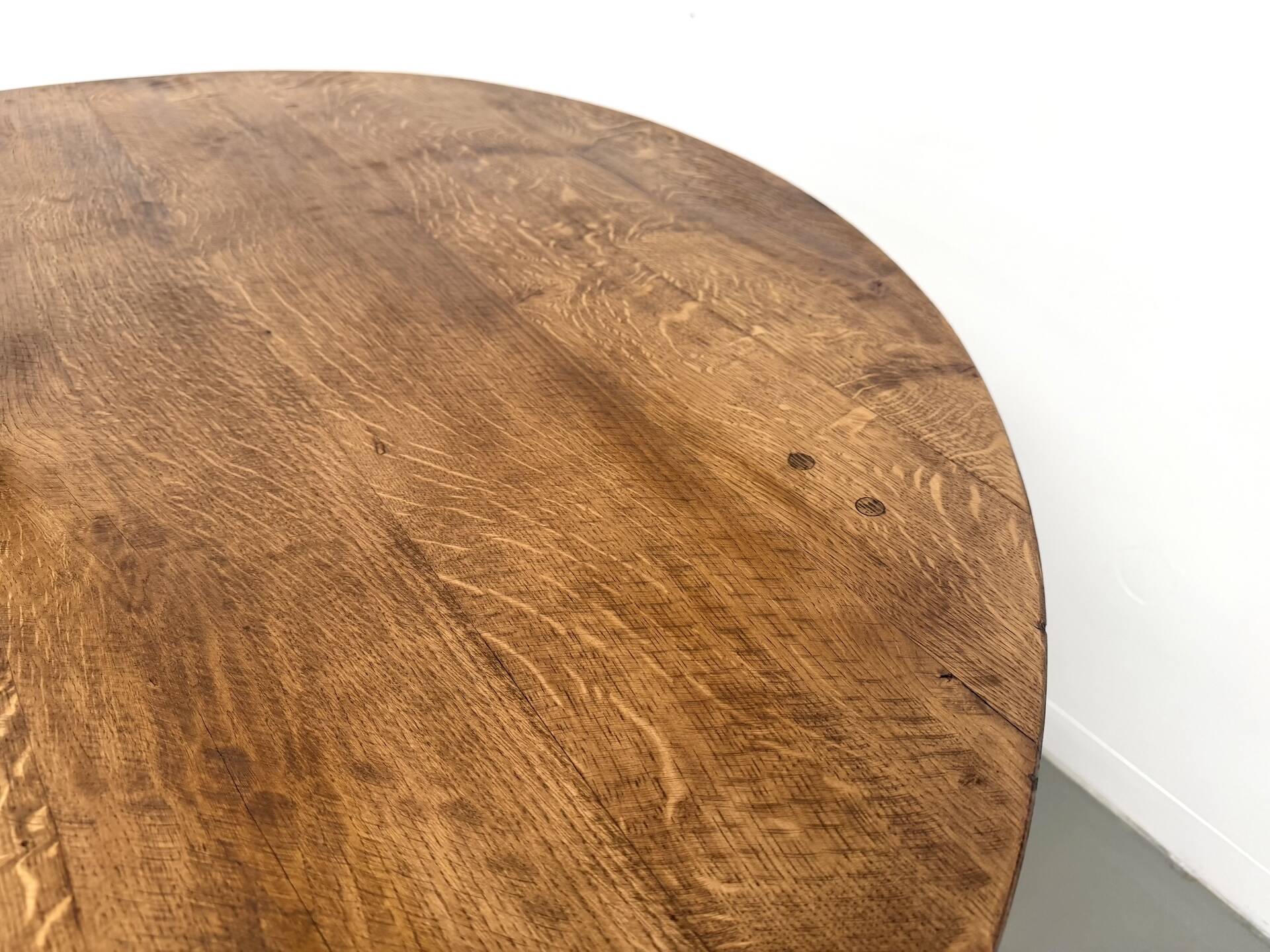 Table ronde moderniste chêne massif, piètement cylindrique pin, DLG Perrian