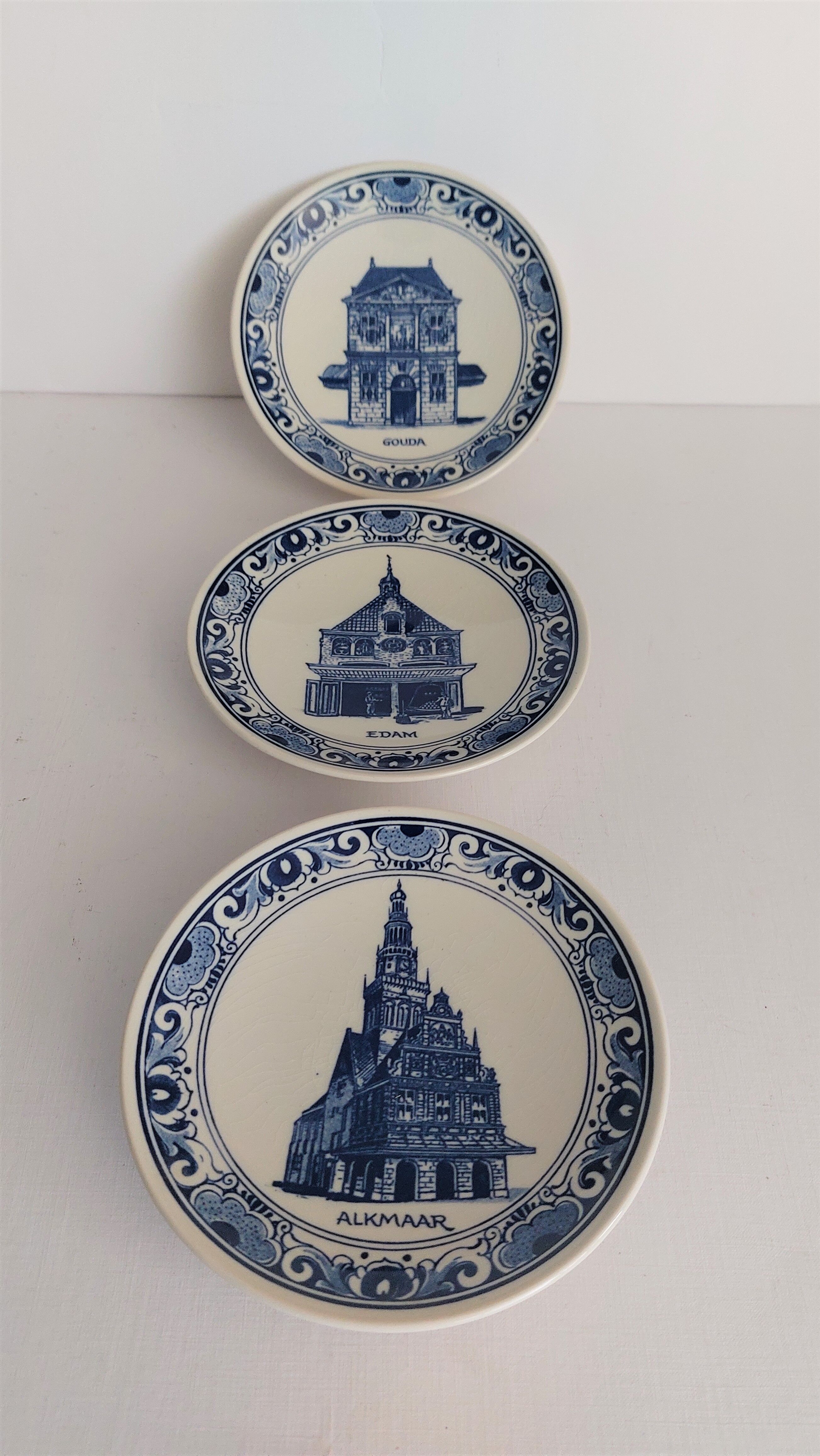 set of 3 decorative plates Delft