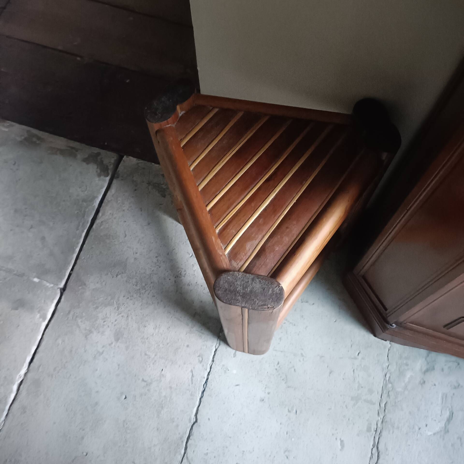 Tabouret en rotin brûlé années 60