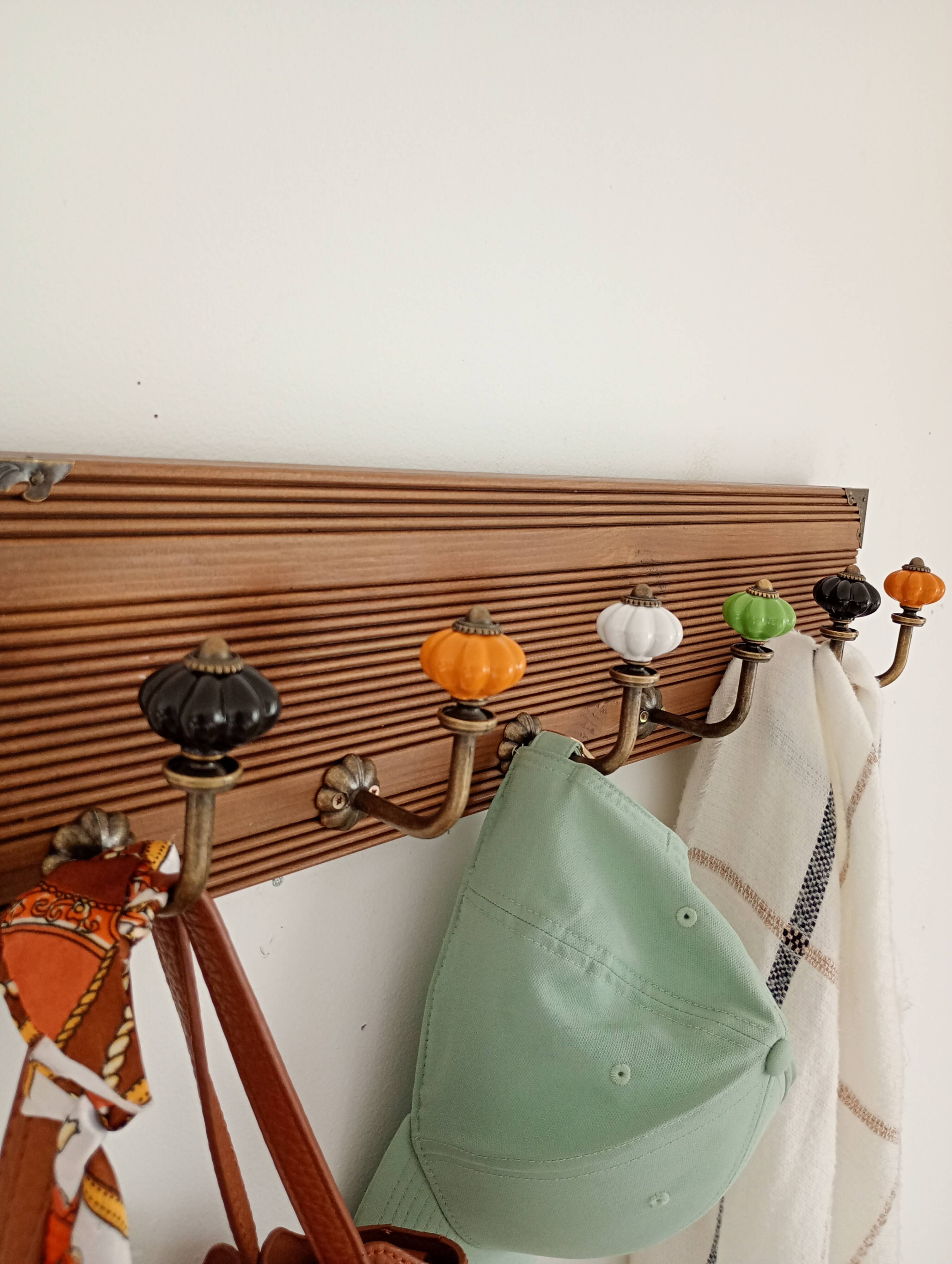 Vintage wall coat rack 60 cm – 6 metal hooks and ceramic knobs