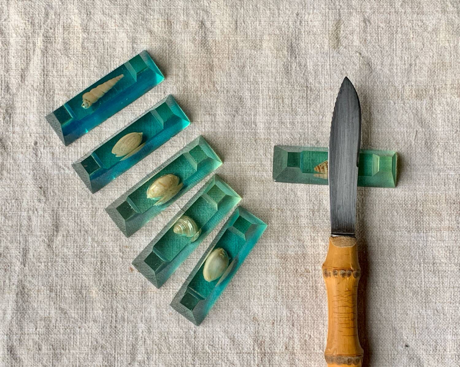 Shell-inclusion resin knife rest 1950