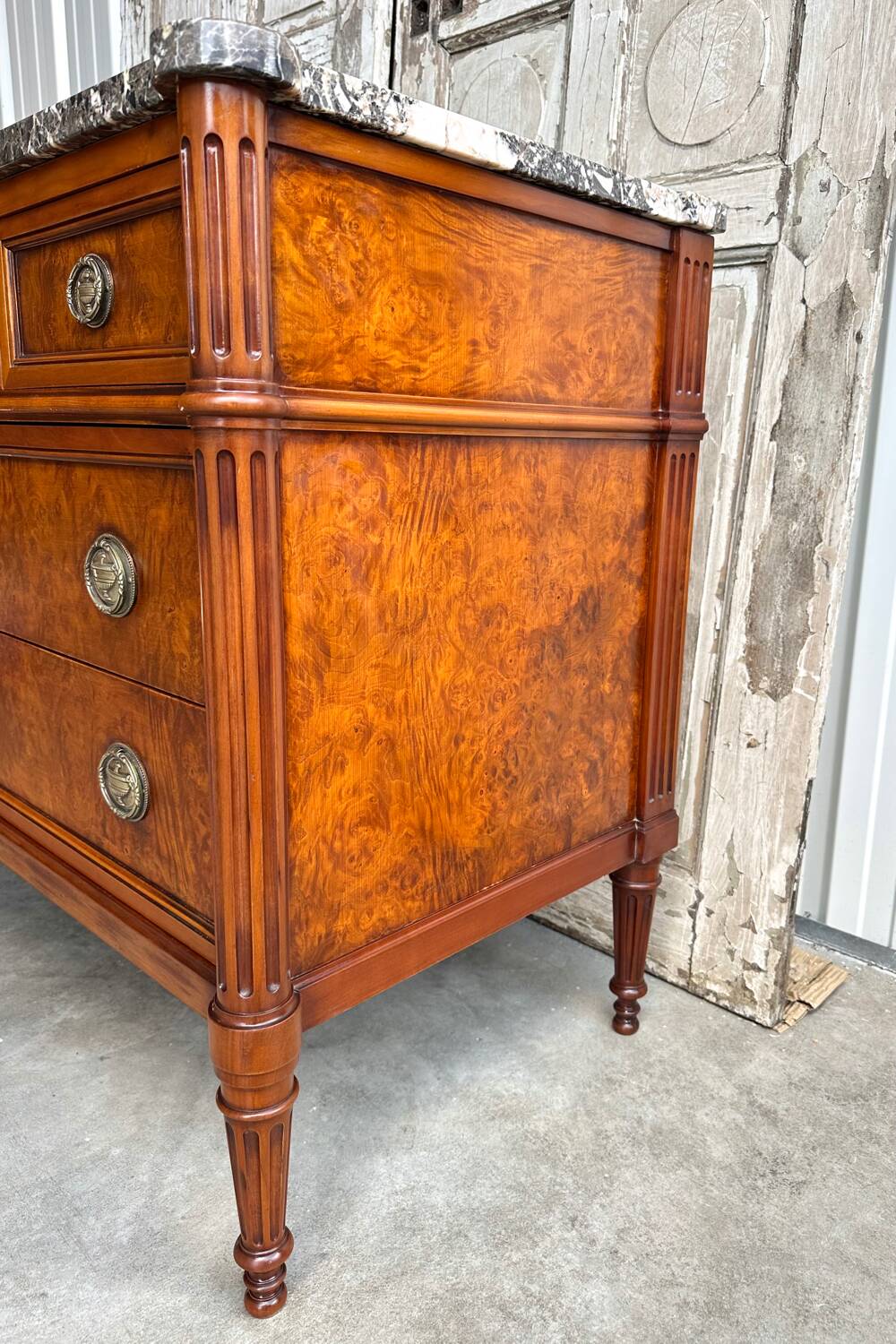 Louis XVI style chest of drawers in elm burl