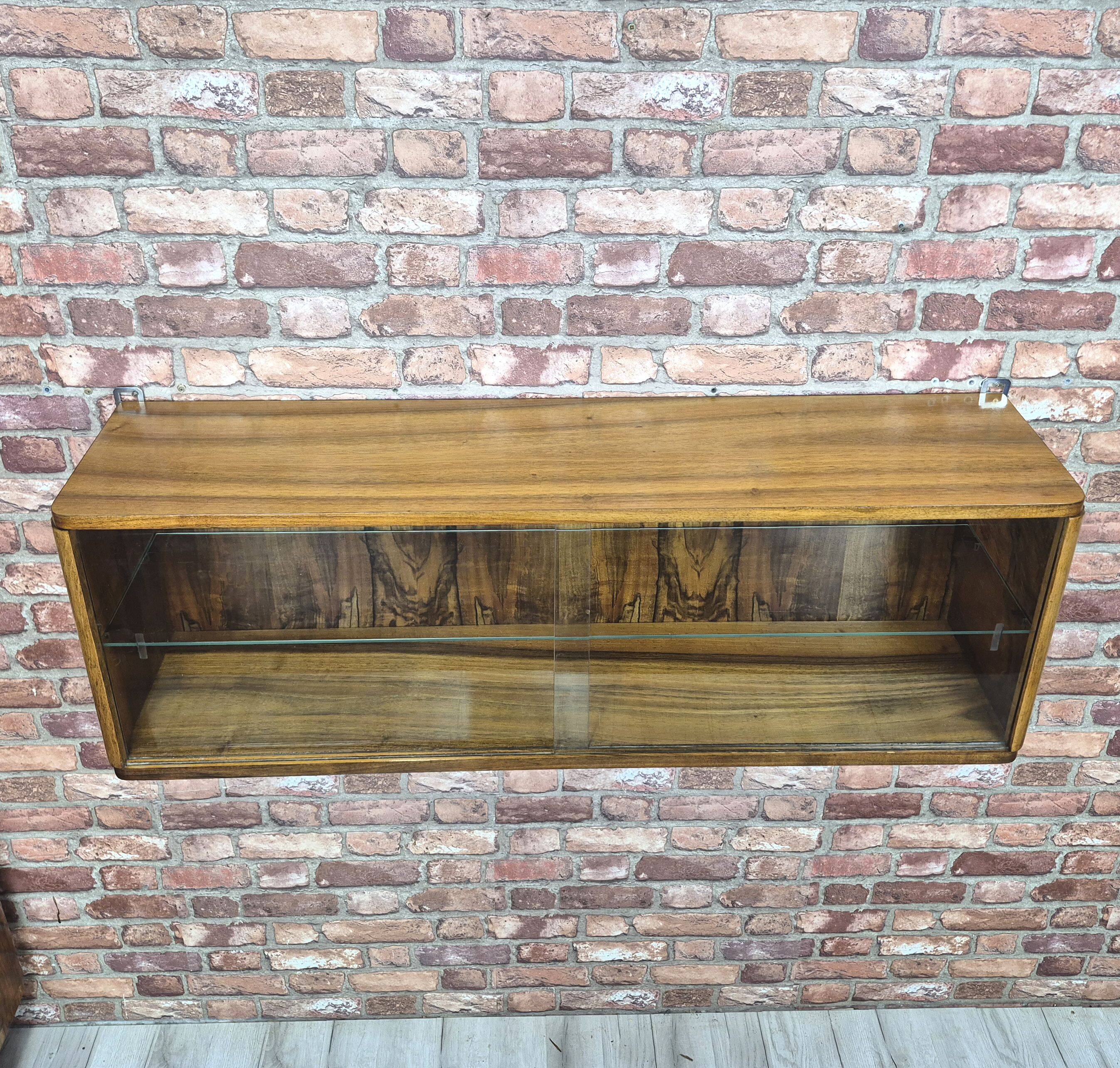 Vitrine suspendue en noyer après rénovation. Style vintage / loft / sur mesure