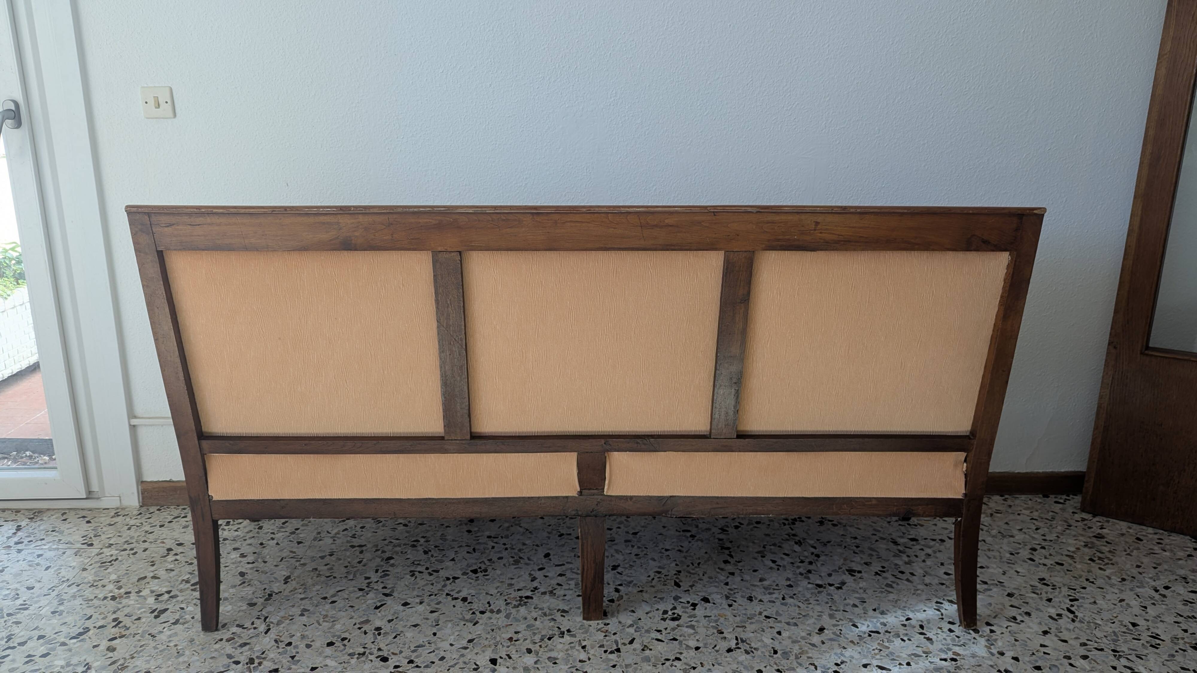 Three-seater banquette restaurant