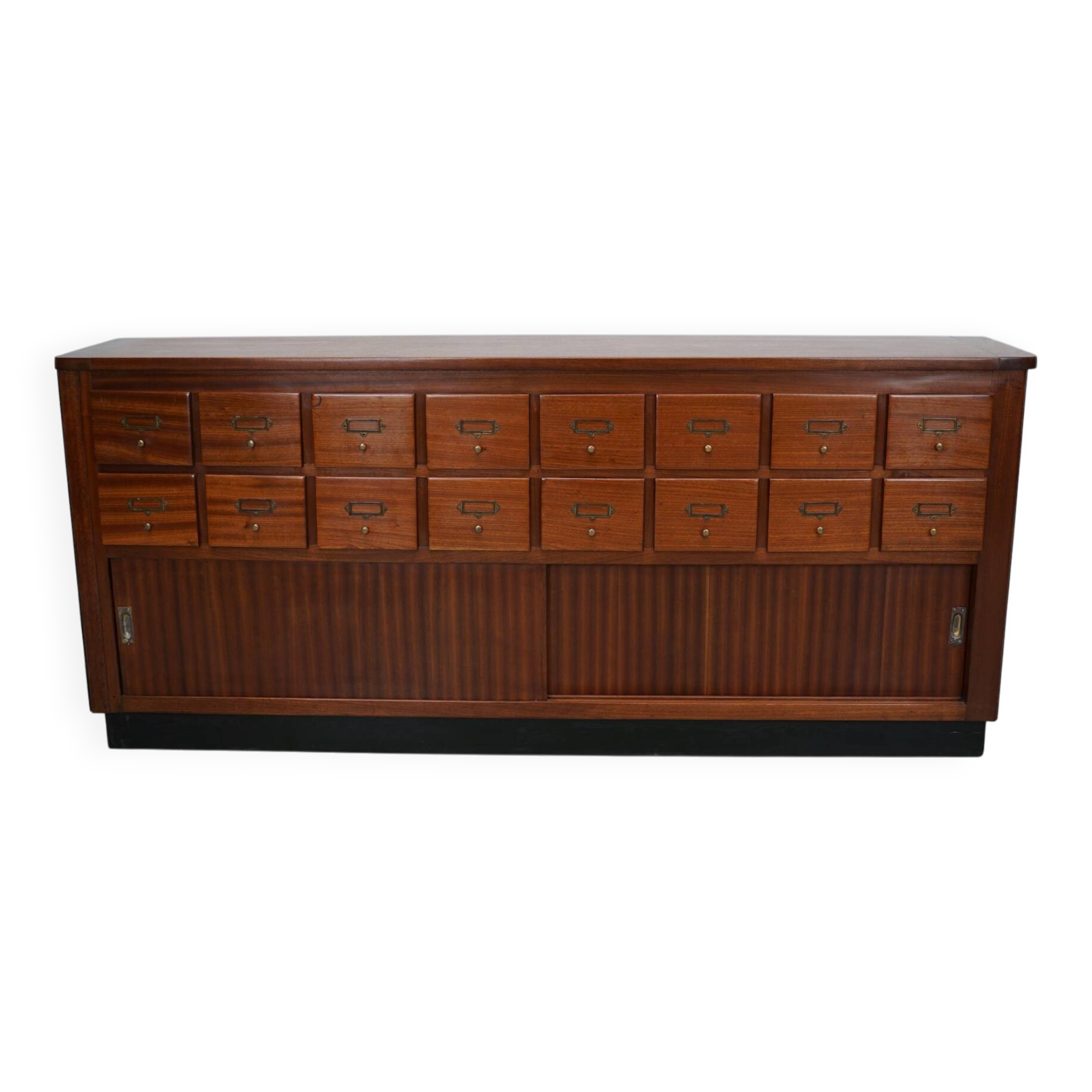 Meuble de rangement/d'apothicaire ou classeur vintage en bois dur hollandais du milieu du siècle - Bon état sur Selency