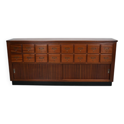Meuble de rangement/d'apothicaire ou classeur vintage en bois dur hollandais du milieu du siècle
