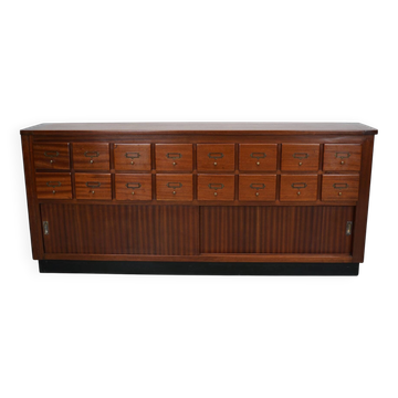 Meuble de rangement/d'apothicaire ou classeur vintage en bois dur hollandais du milieu du siècle