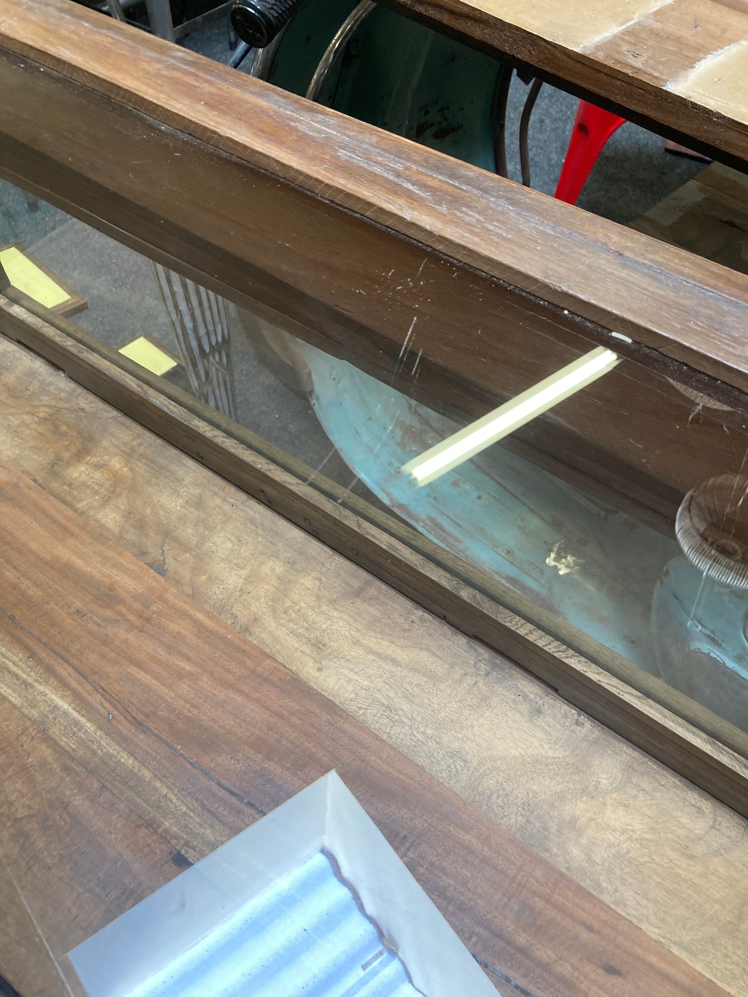 Vitrine comptoir en bois exotique
