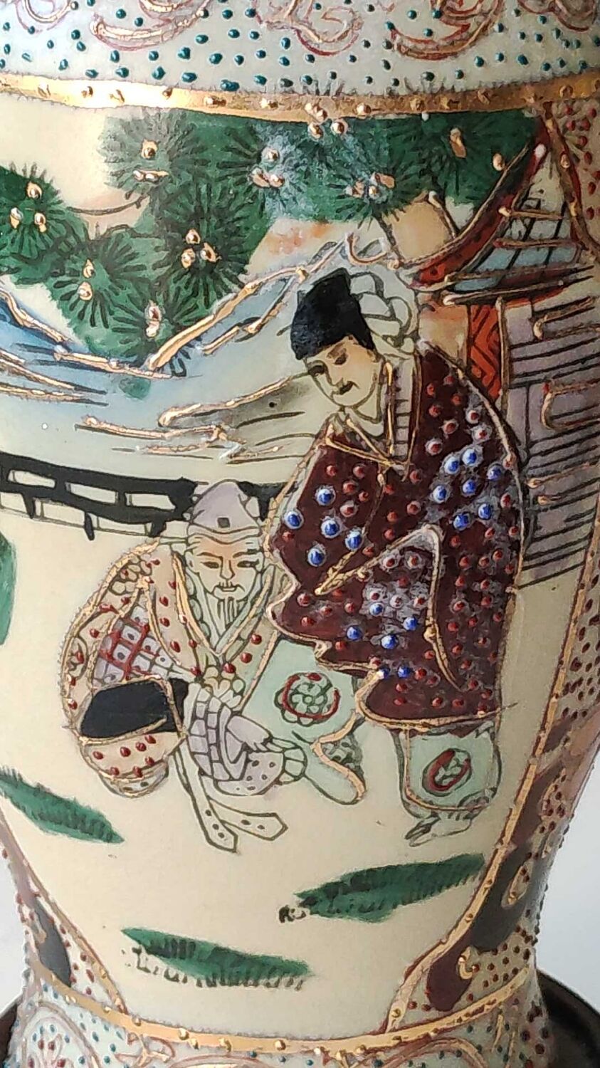 Chinese vase baluster in polychrome ceramics. Life scenes Japanese warriors/Samurai against a backdrop of wilderness