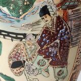 Chinese vase baluster in polychrome ceramics. Life scenes Japanese warriors/Samurai against a backdrop of wilderness