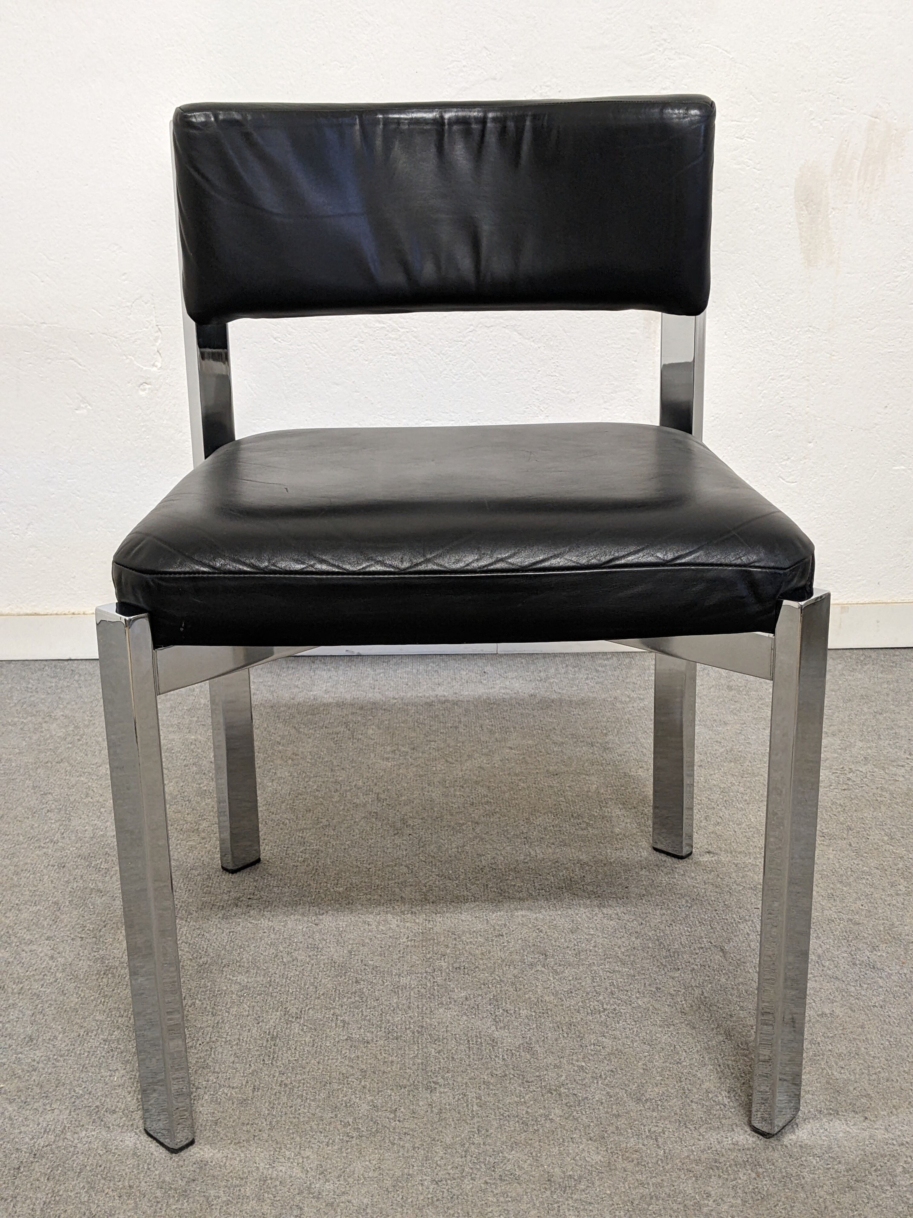 Série de 4 chaises en cuir et acier chromé Roche Bobois des années 70