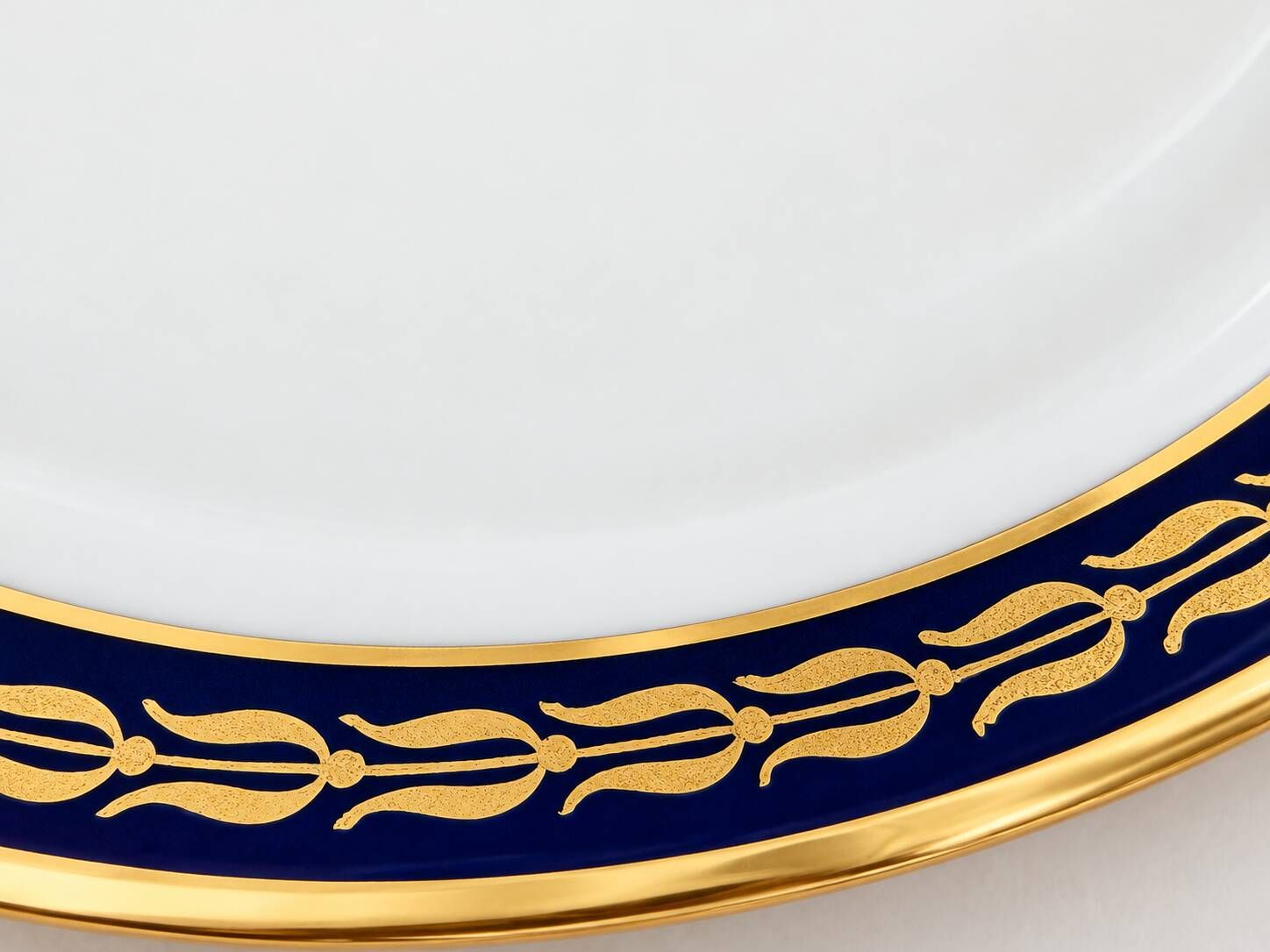 Saint-Amand Fribourg table service in midnight blue and gold, 45 pieces.