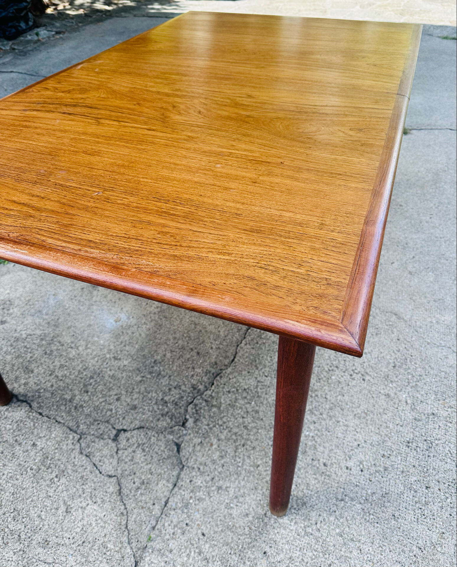 Table scandinave