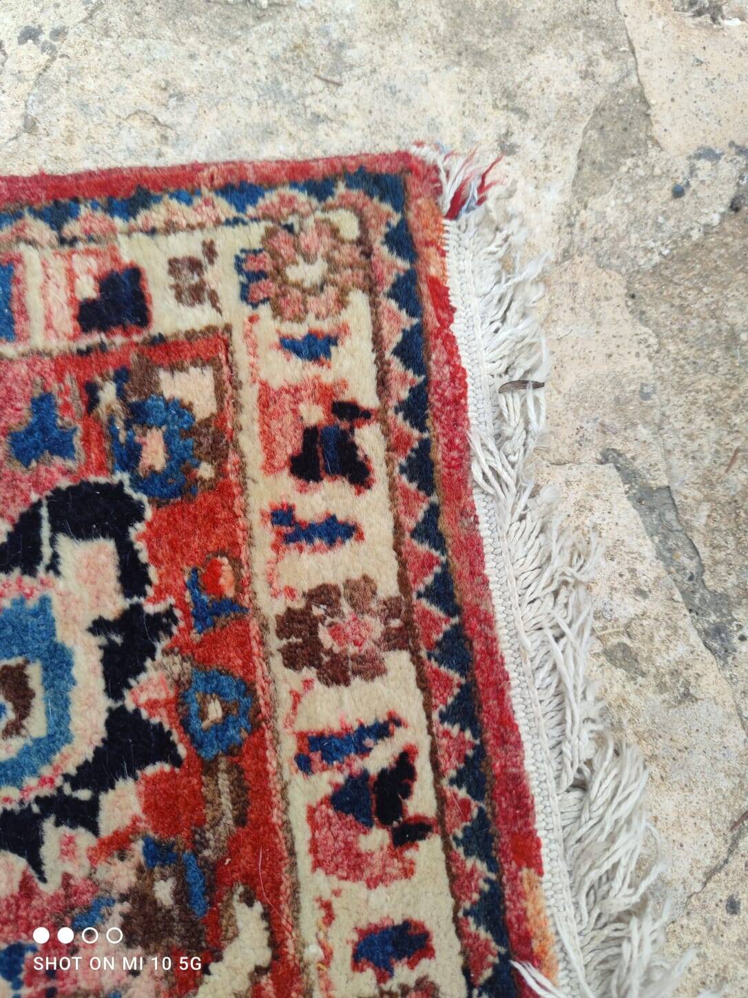 Hand-knotted Persian Kashan carpet made of pure wool.
