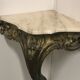 Console d'angle de style Louis XV en bois doré et marbre