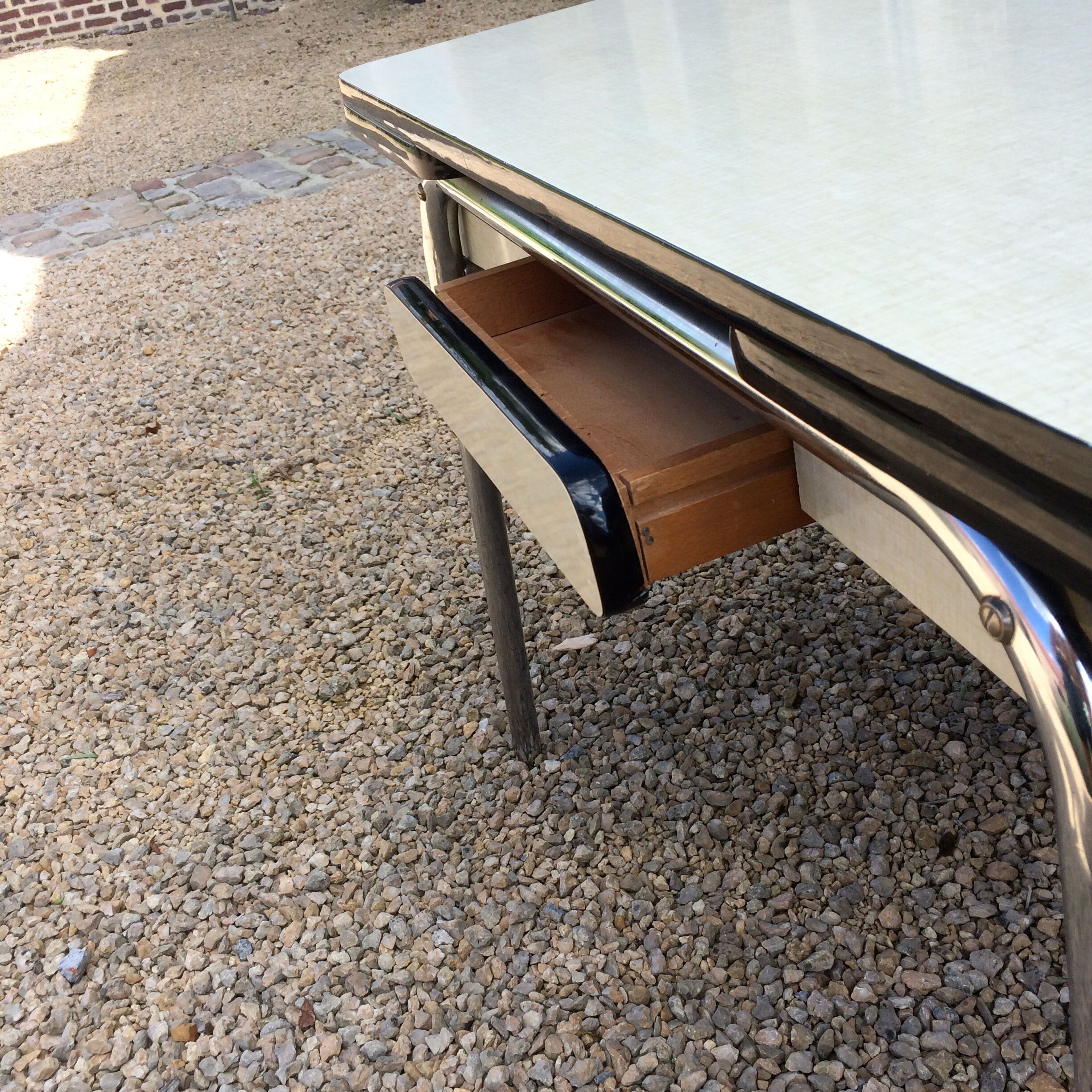 Table in formica