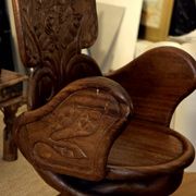 Chaises en bois plein sculpté inspiré des formes organiques par Gaudi